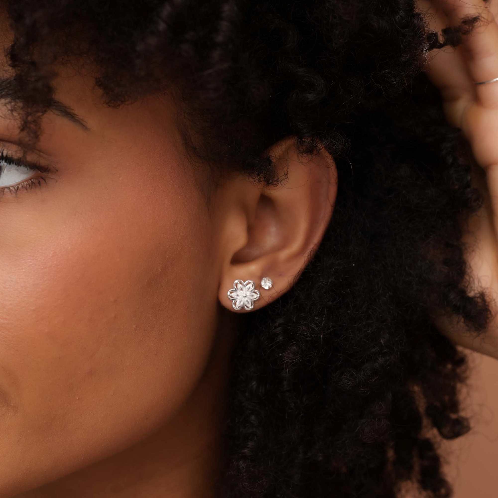 Brinco Prata 925 Flor Zircônia e Detalhes Vazado Prata 2