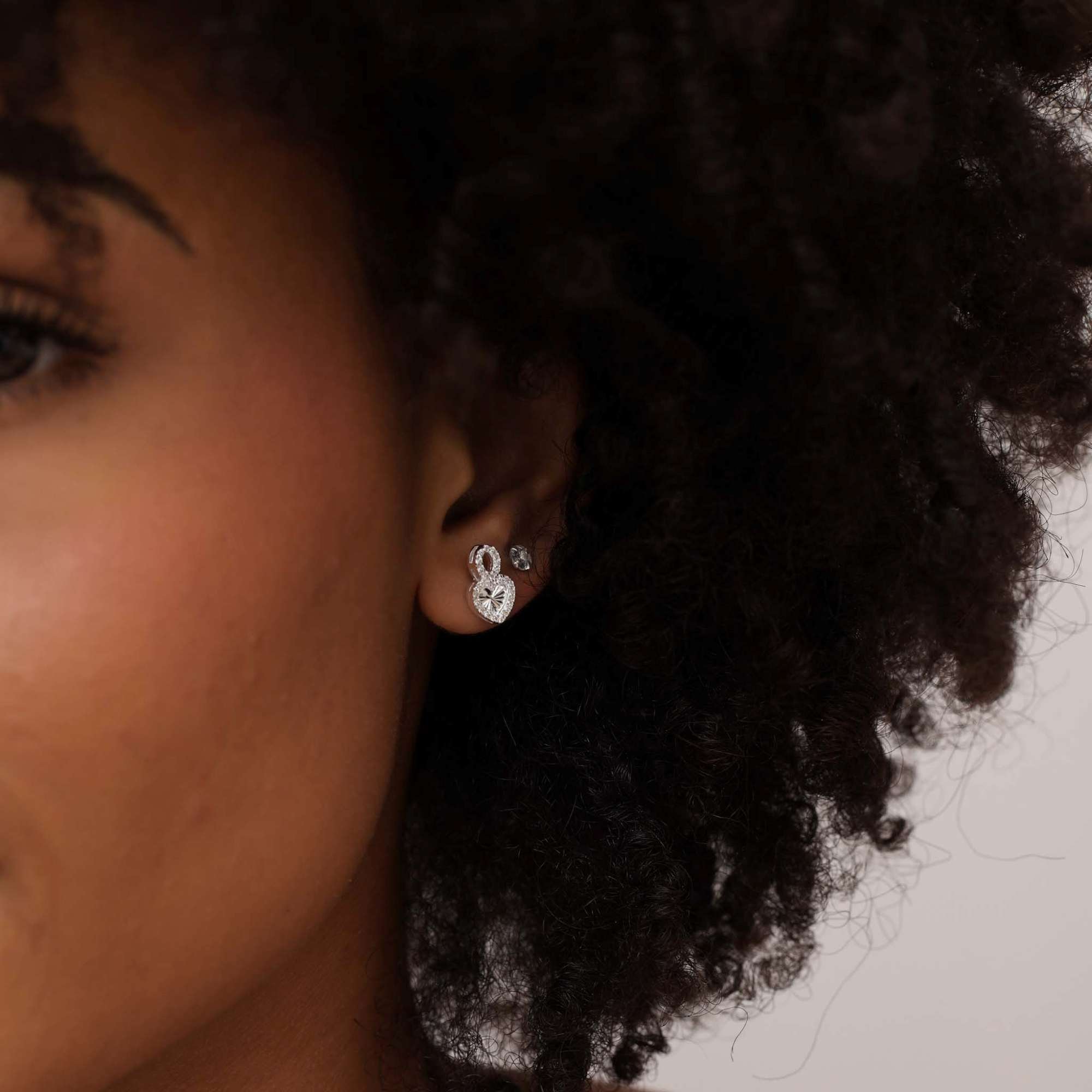 Brinco Prata 925 Oval Vazado e Coração Cravejado Prata 2