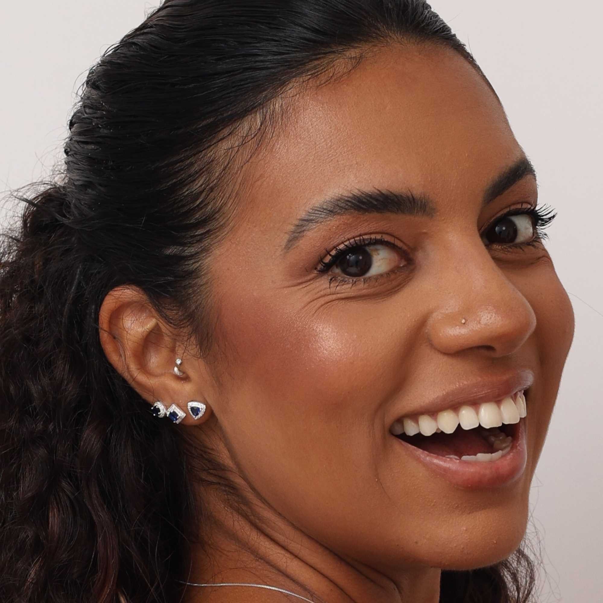 Brinco Prata 925 Zircônia Triângulo Azul Borda Cravejada Prata 4