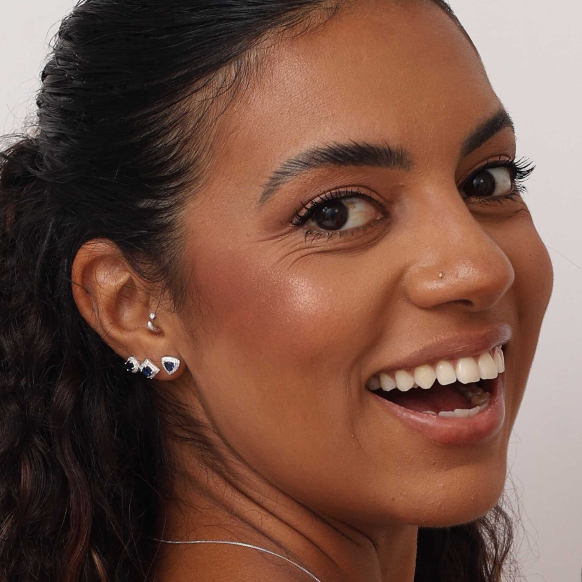 Brinco Prata 925 Ponto de Luz Azul Borda Cravejada Prata 2