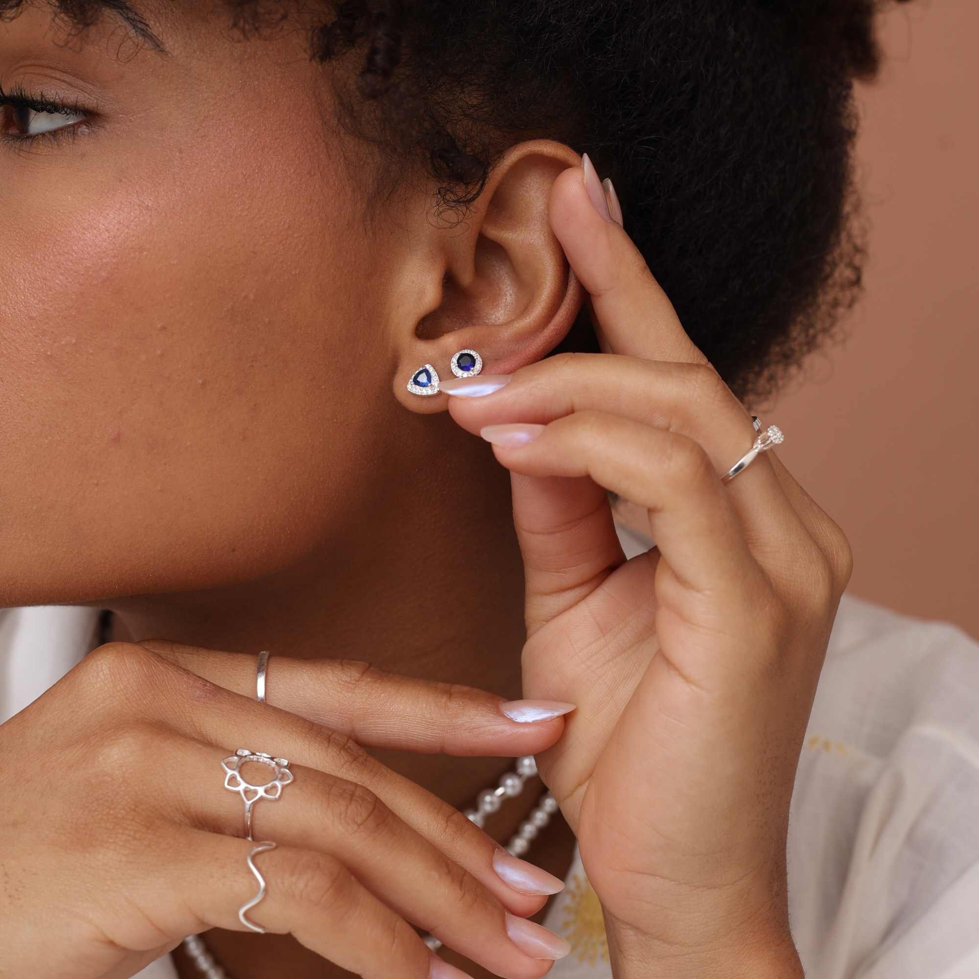 Brinco Prata 925 Ponto de Luz Azul Borda Cravejada Prata 4