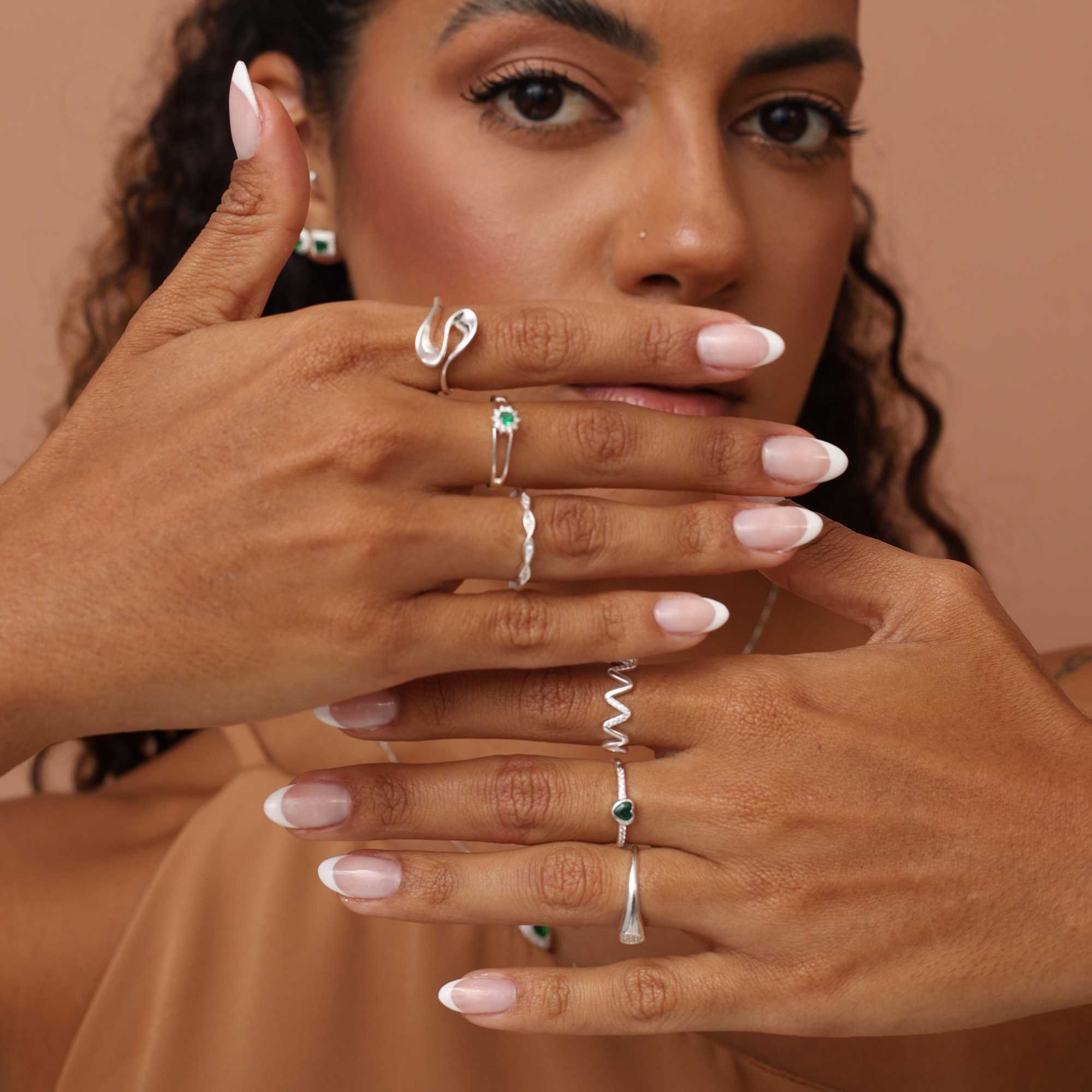 Anel Prata 925 Solitário Coração Zircônia Verde e Mini Zircônias Prata 3