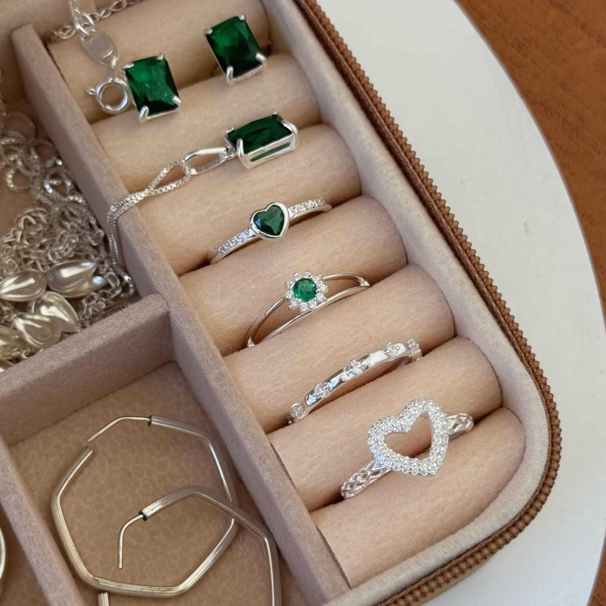 Anel Prata 925 Solitário Coração Zircônia Verde e Mini Zircônias Prata 8