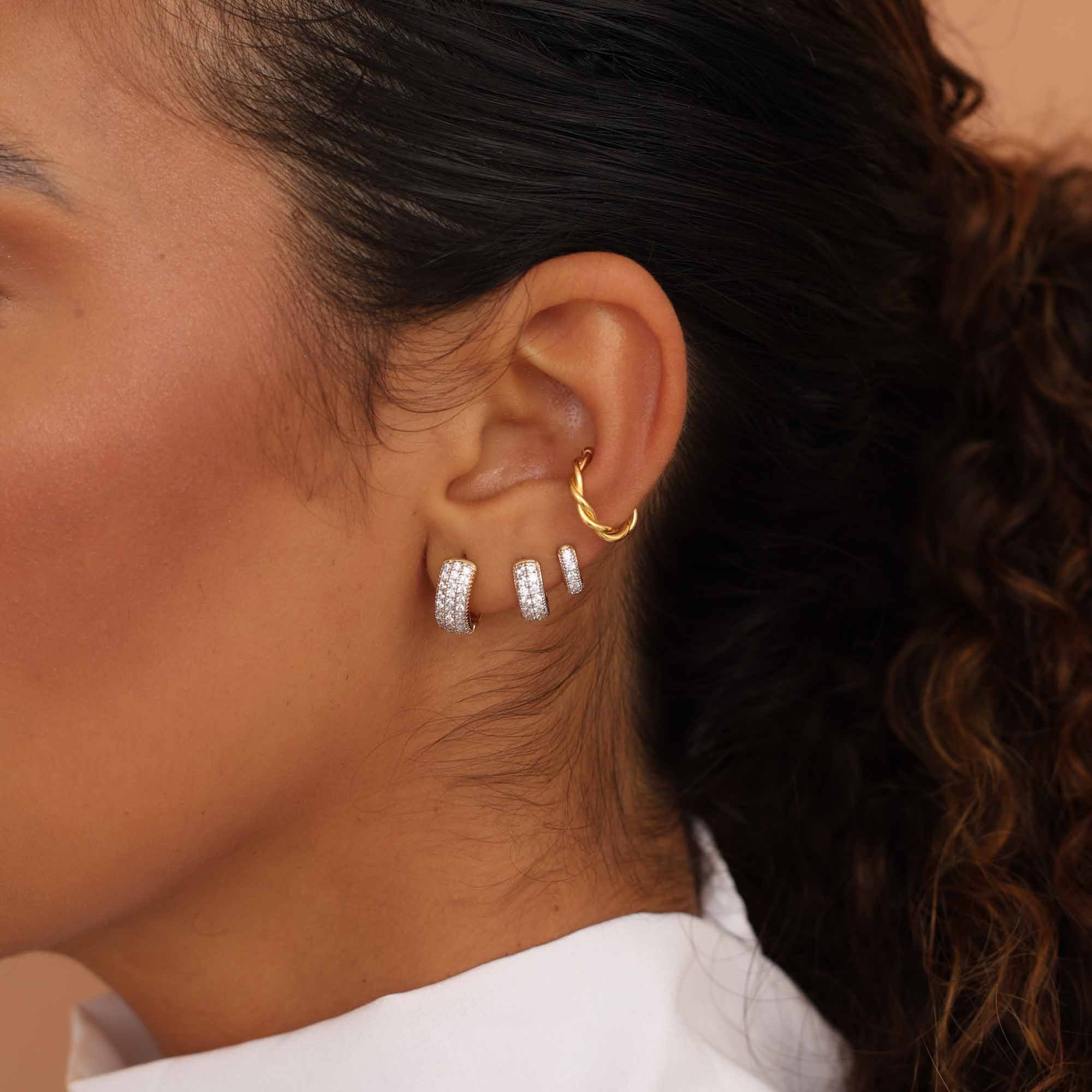 Kit 3 Argolinhas Folheado a Ouro 18k Três Fileiras Cravejadas Detalhes Vazados P, M e G Dourado 2