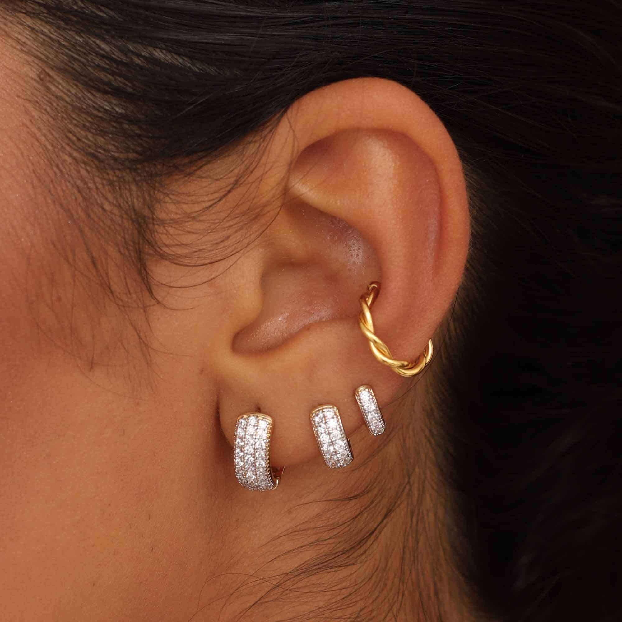 Kit 3 Argolinhas Folheado a Ouro 18k Três Fileiras Cravejadas Detalhes Vazados P, M e G Dourado 3