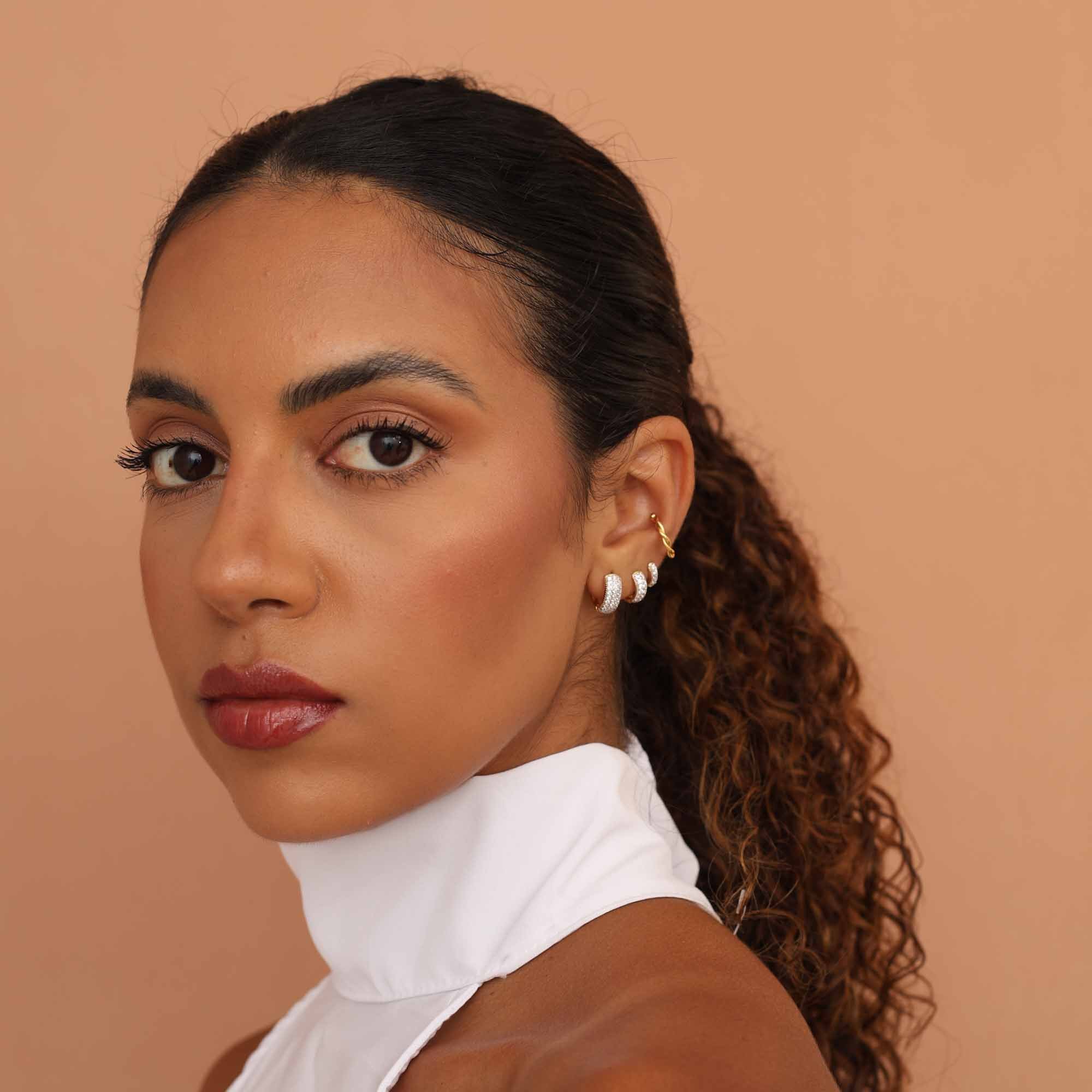 Kit 3 Argolinhas Folheado a Ouro 18k Três Fileiras Cravejadas Detalhes Vazados P, M e G Dourado 4