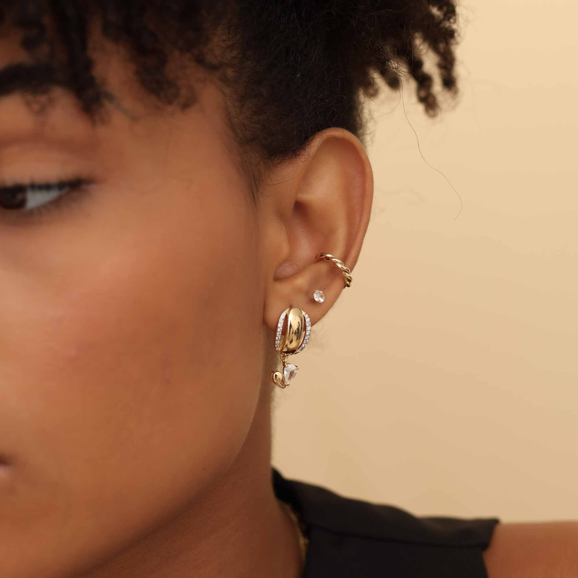 Brinco Folheado a Ouro 18k Fileira Cravejada Pingente Coração Dourado 2