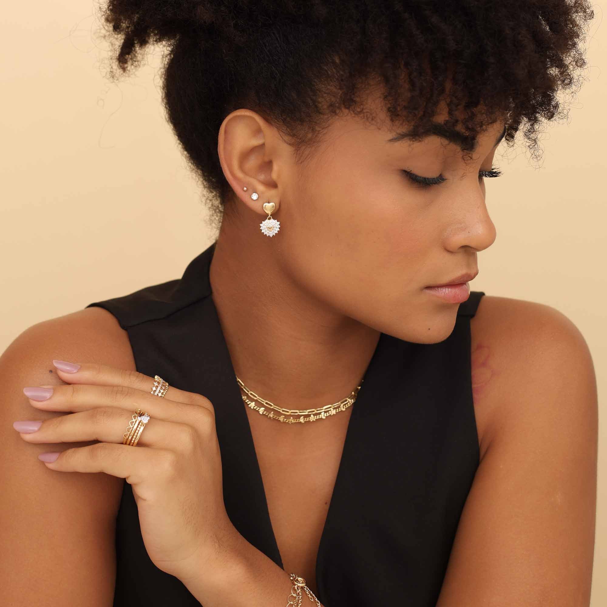 Brinco Folheado a Ouro 18k Coração Duplo Liso e Detalhes Cravejados Dourado 2