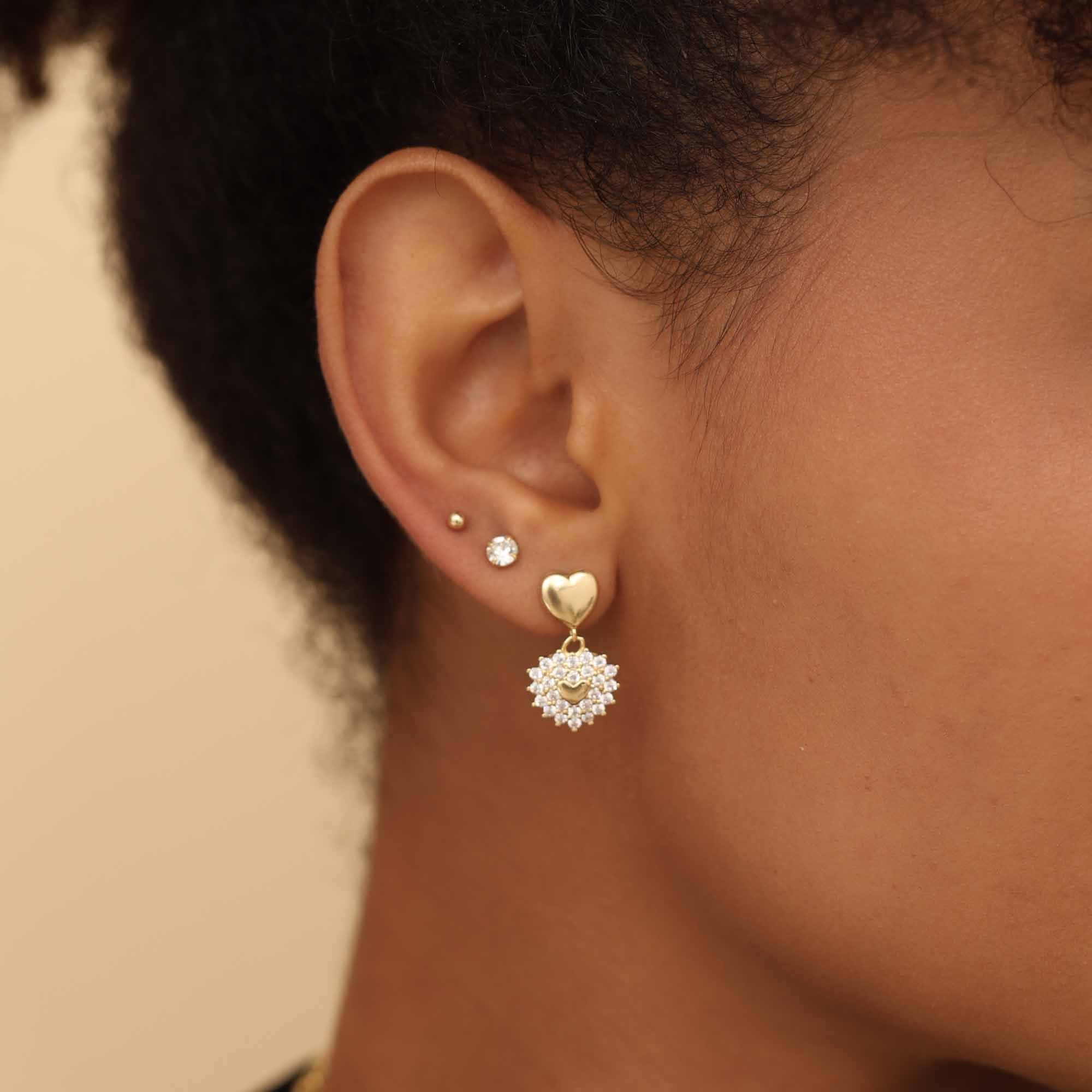 Brinco Folheado a Ouro 18k Coração Duplo Liso e Detalhes Cravejados Dourado 3