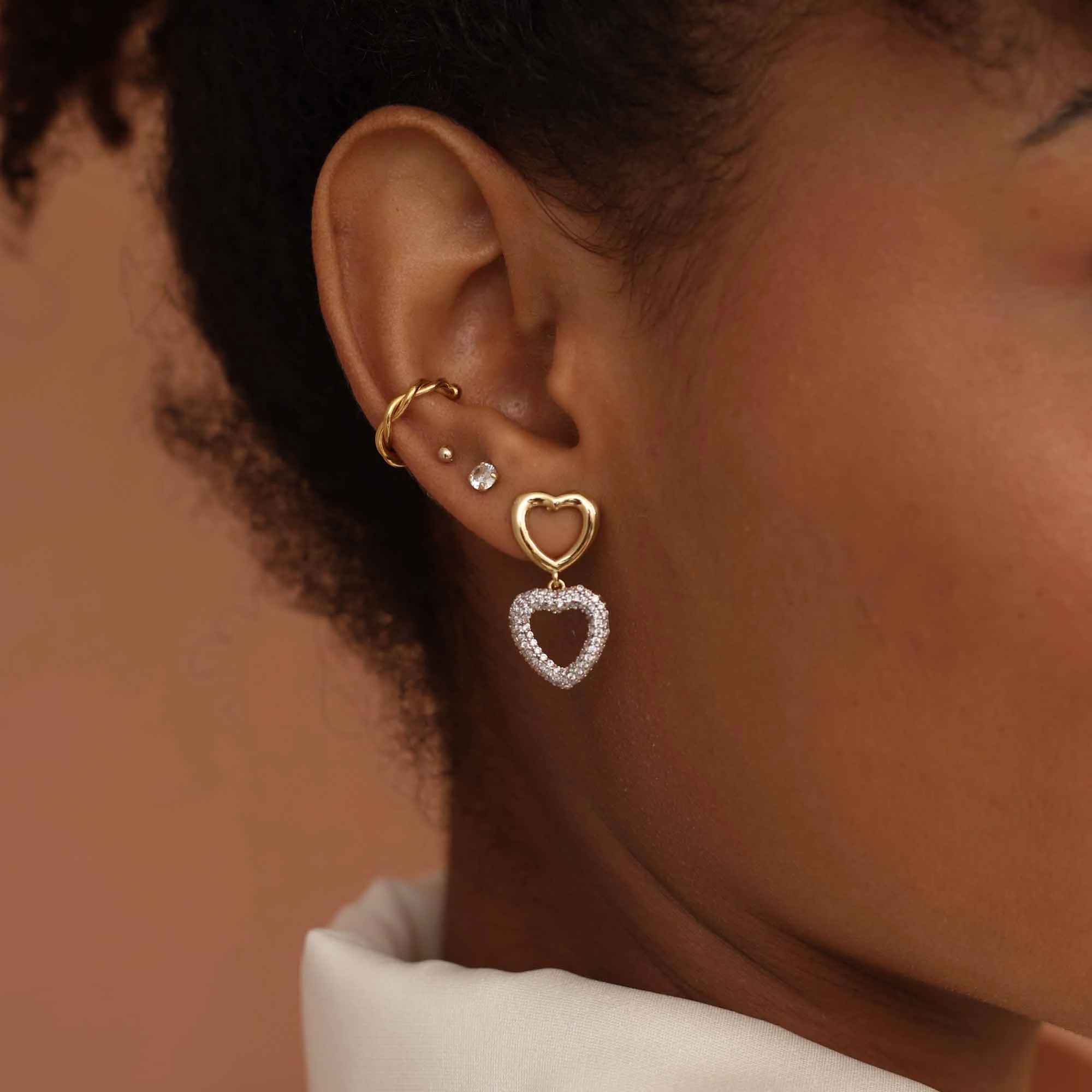 Brinco Folheado a Ouro 18k Coração Duplo Vazado Liso e Cravejado Dourado 2