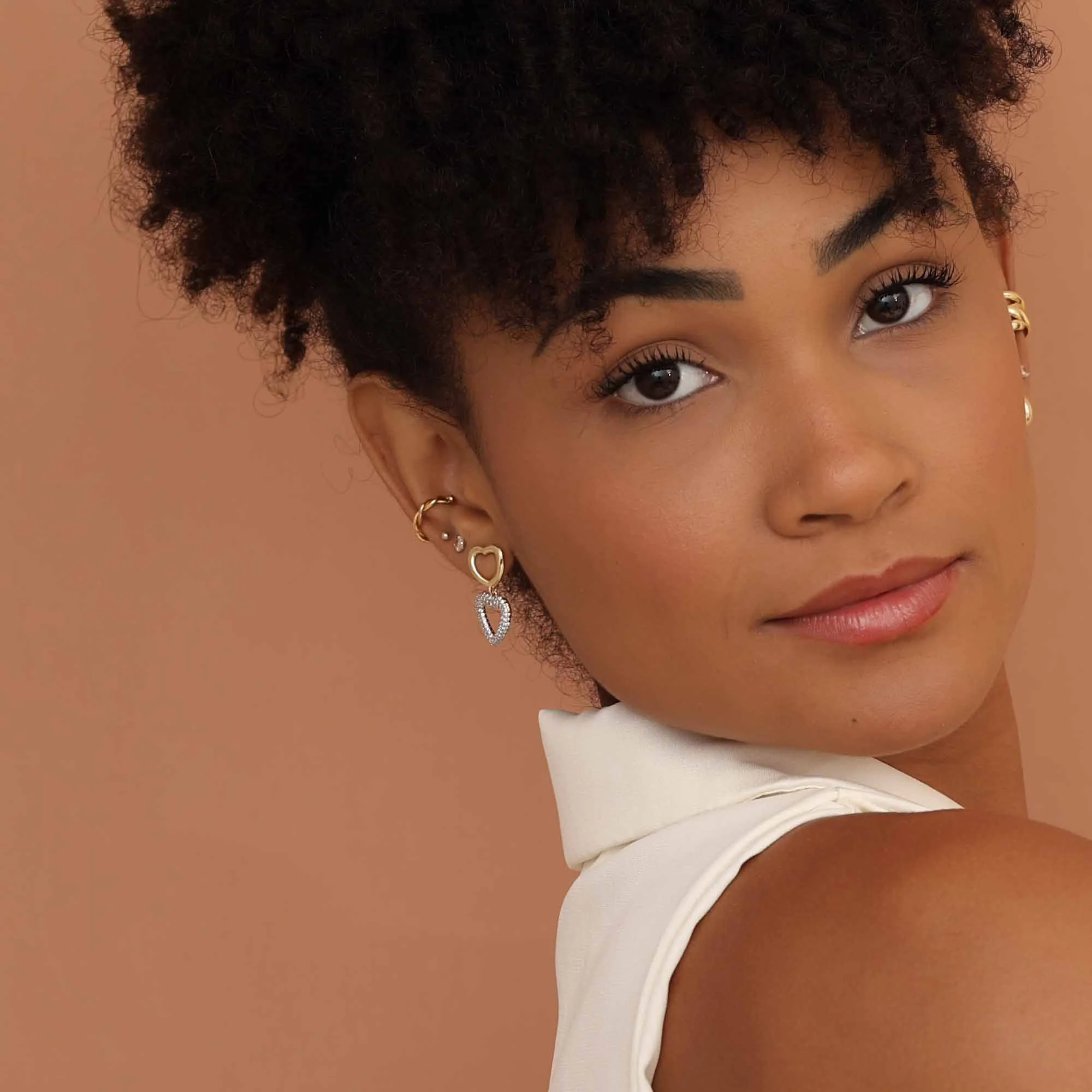 Brinco Folheado a Ouro 18k Coração Duplo Vazado Liso e Cravejado Dourado 3