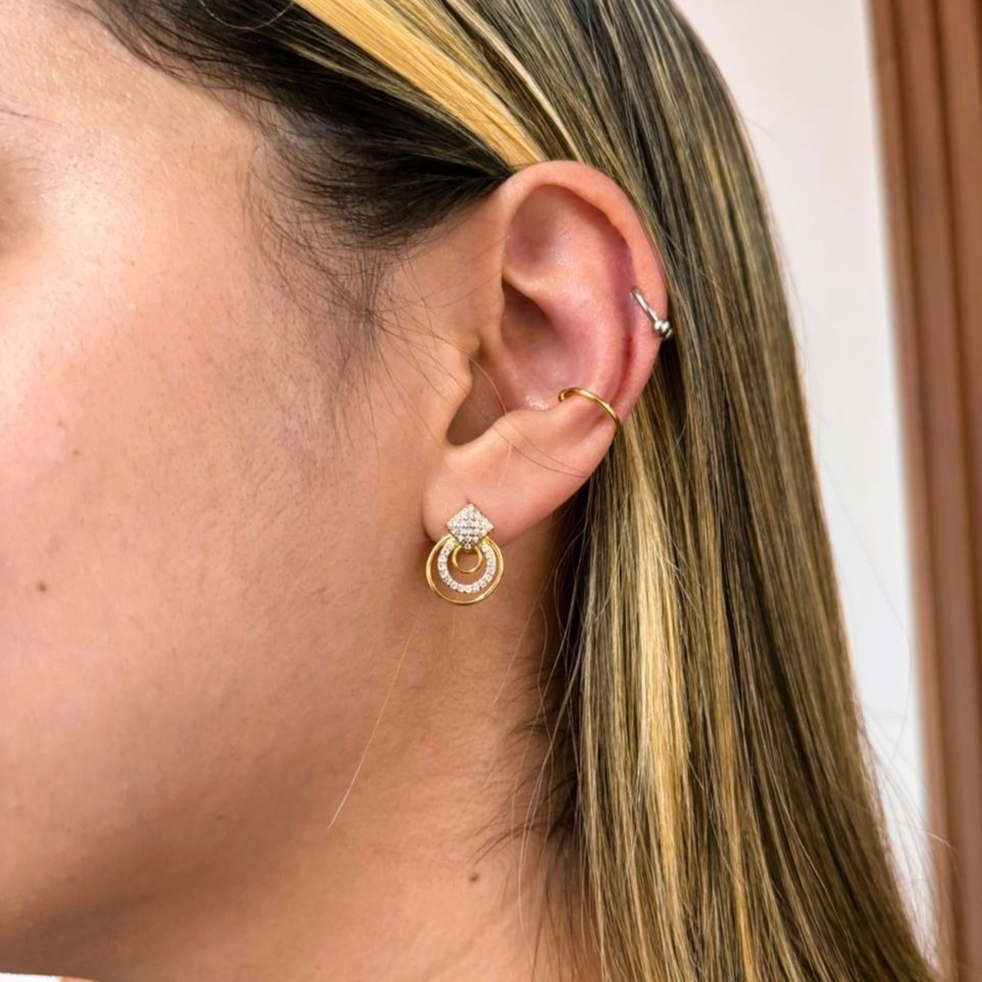 Brinco Folheado a Ouro 18k Losango Cravejado Círculos Lisos e Cravejado Dourado 2