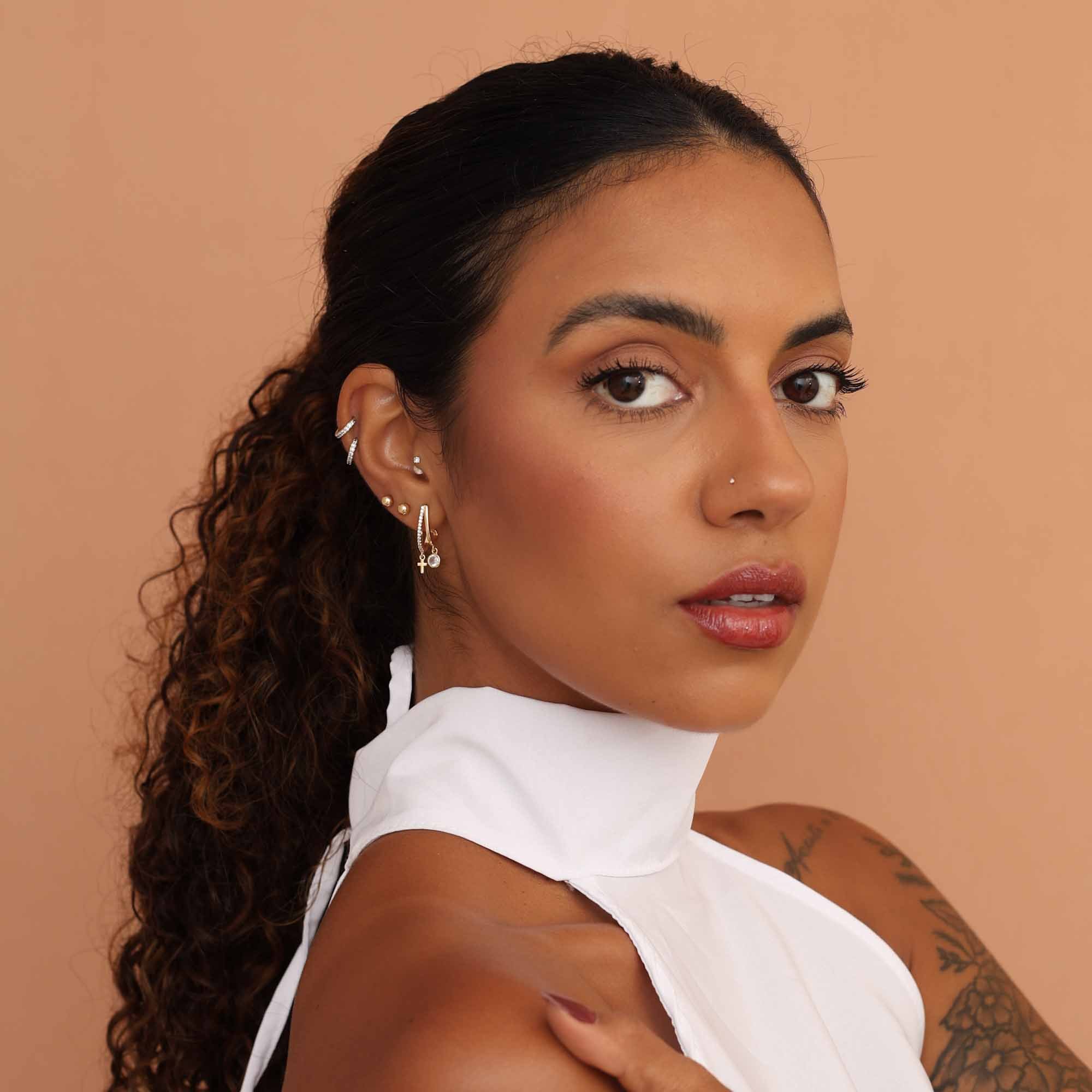 Brinco Folheado a Ouro 18k Meia Argola Pingente Ponto de Luz e Crucifixo Dourado 2