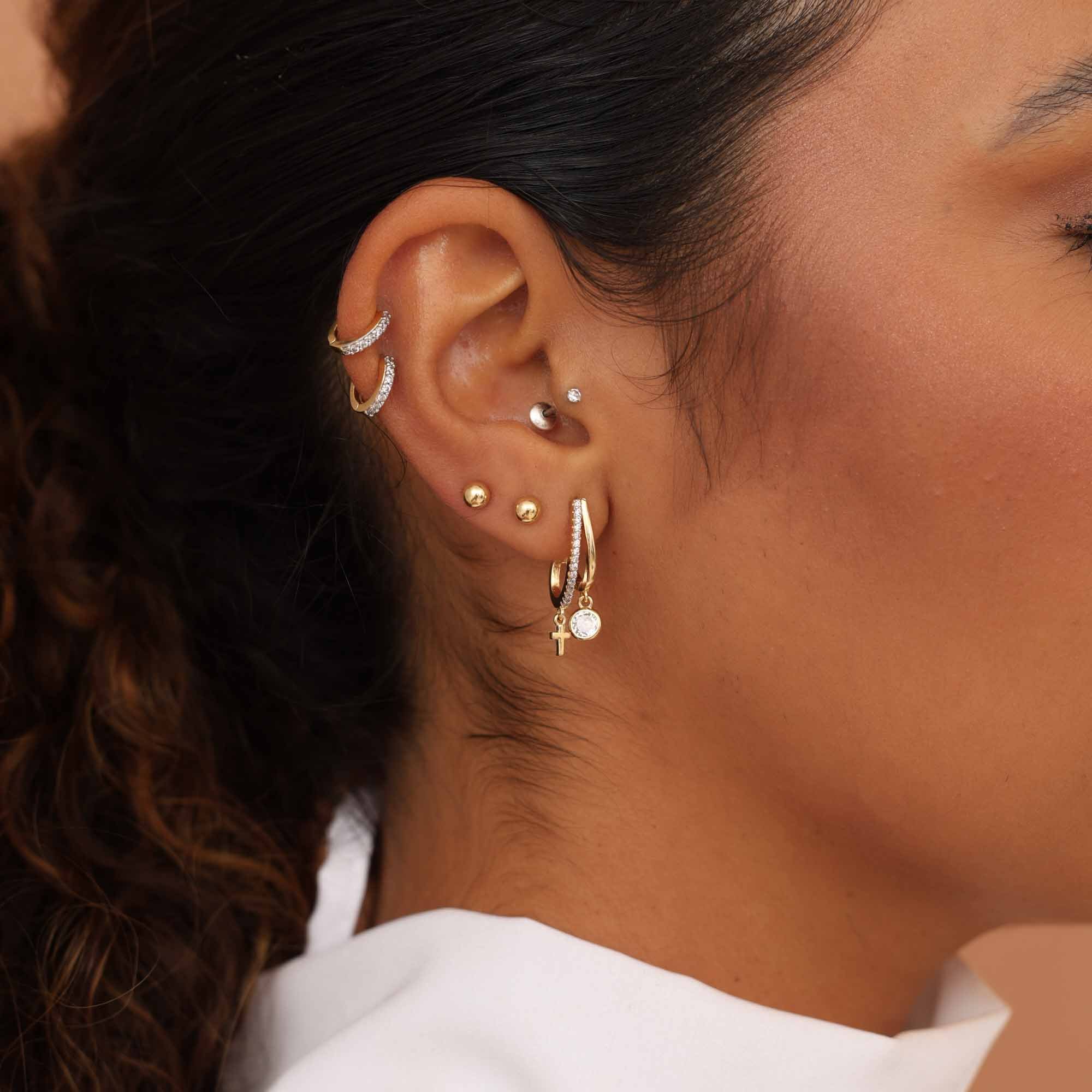 Brinco Folheado a Ouro 18k Meia Argola Pingente Ponto de Luz e Crucifixo Dourado 3