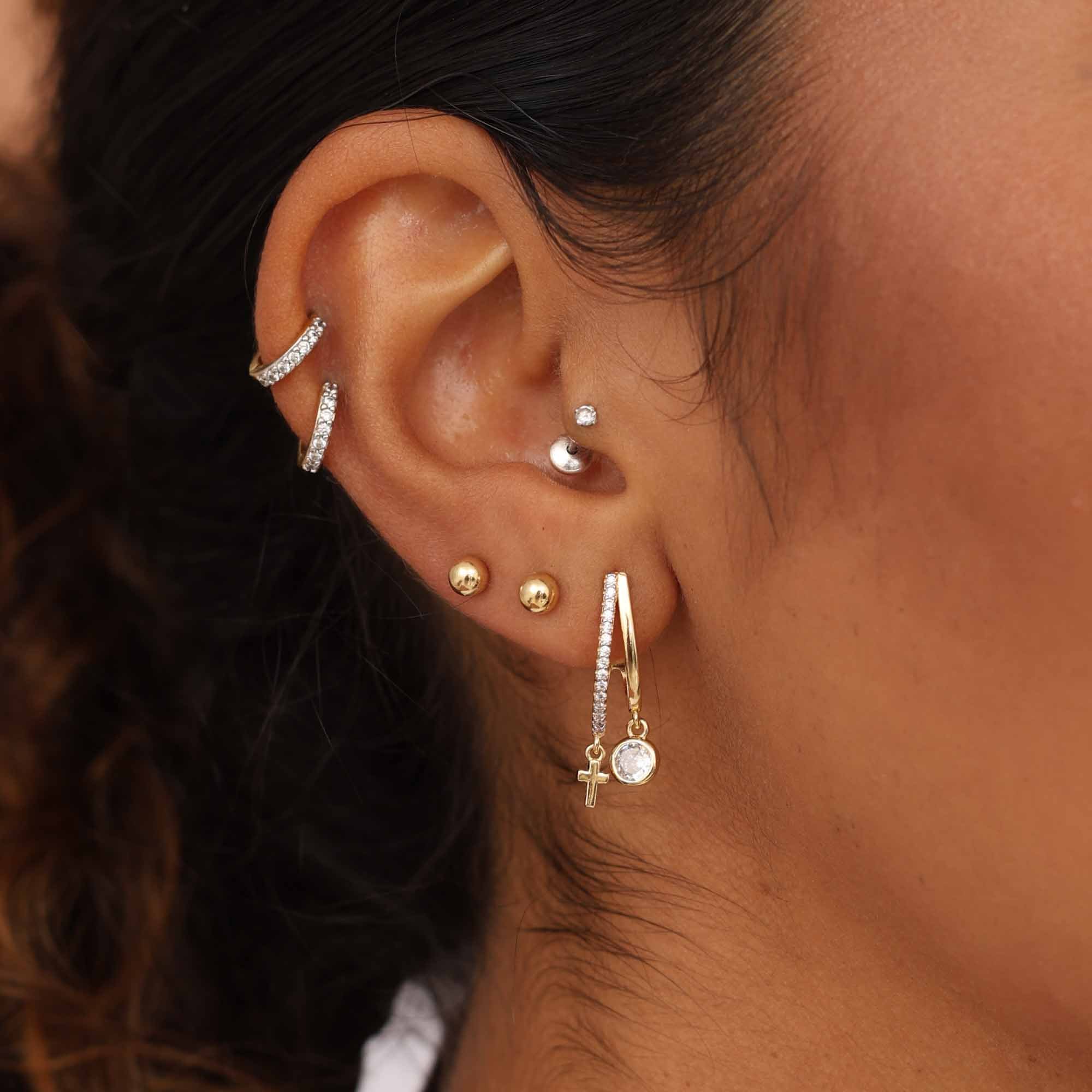 Brinco Folheado a Ouro 18k Meia Argola Pingente Ponto de Luz e Crucifixo Dourado 4