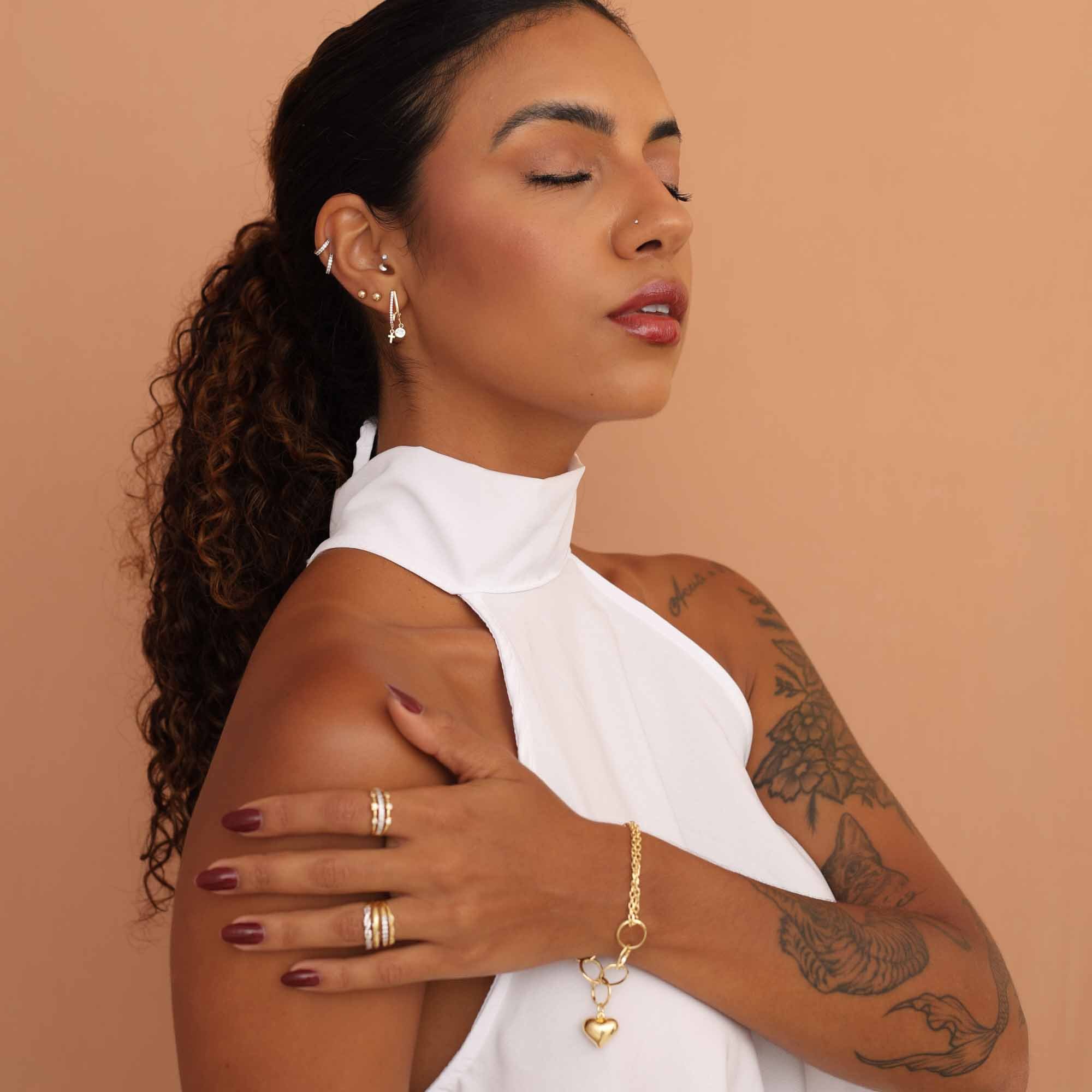 Brinco Folheado a Ouro 18k Meia Argola Pingente Ponto de Luz e Crucifixo Dourado 5