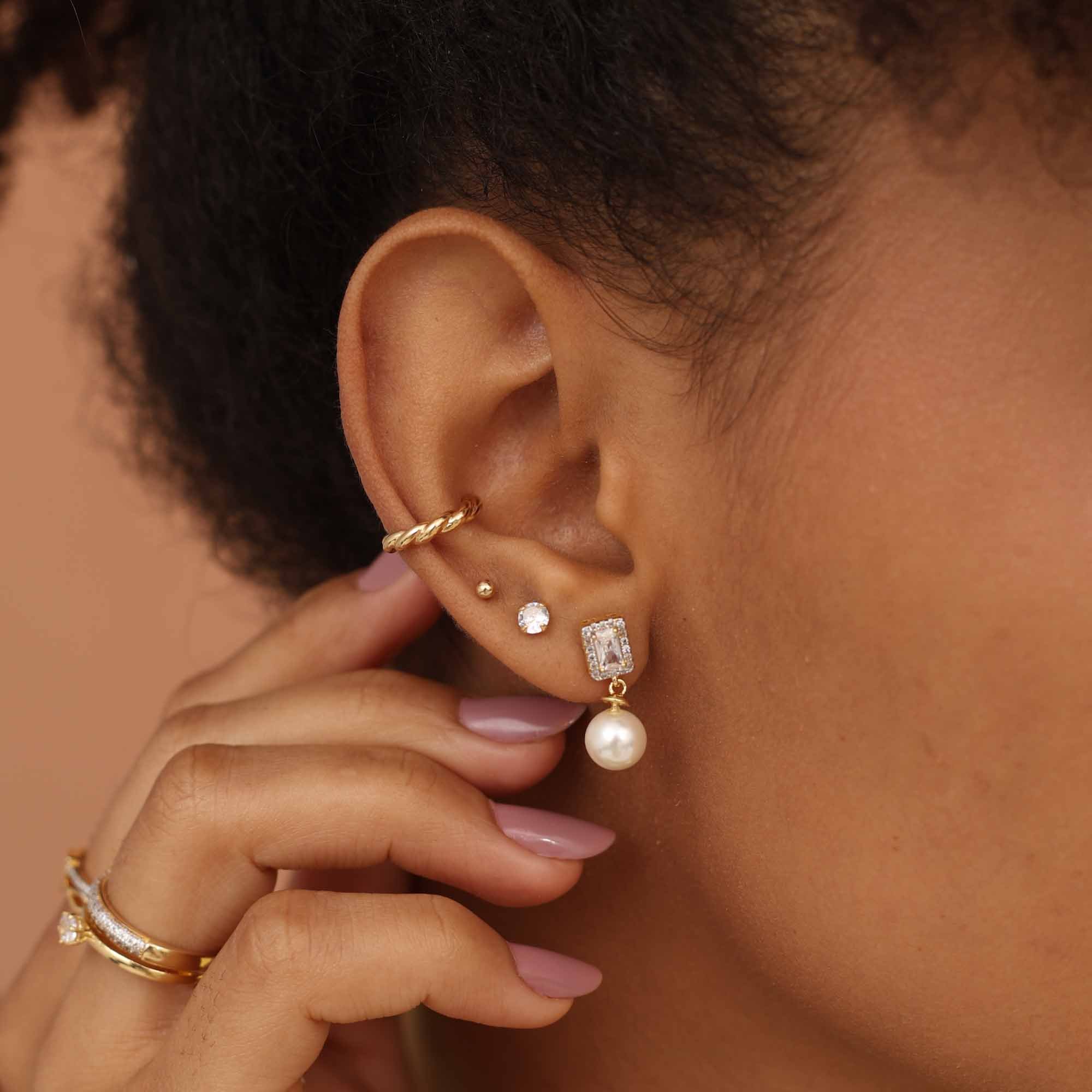 Brinco Folheado a Ouro 18k Pérola e Zircônia Quadrada Borda Cravejada Dourado 2