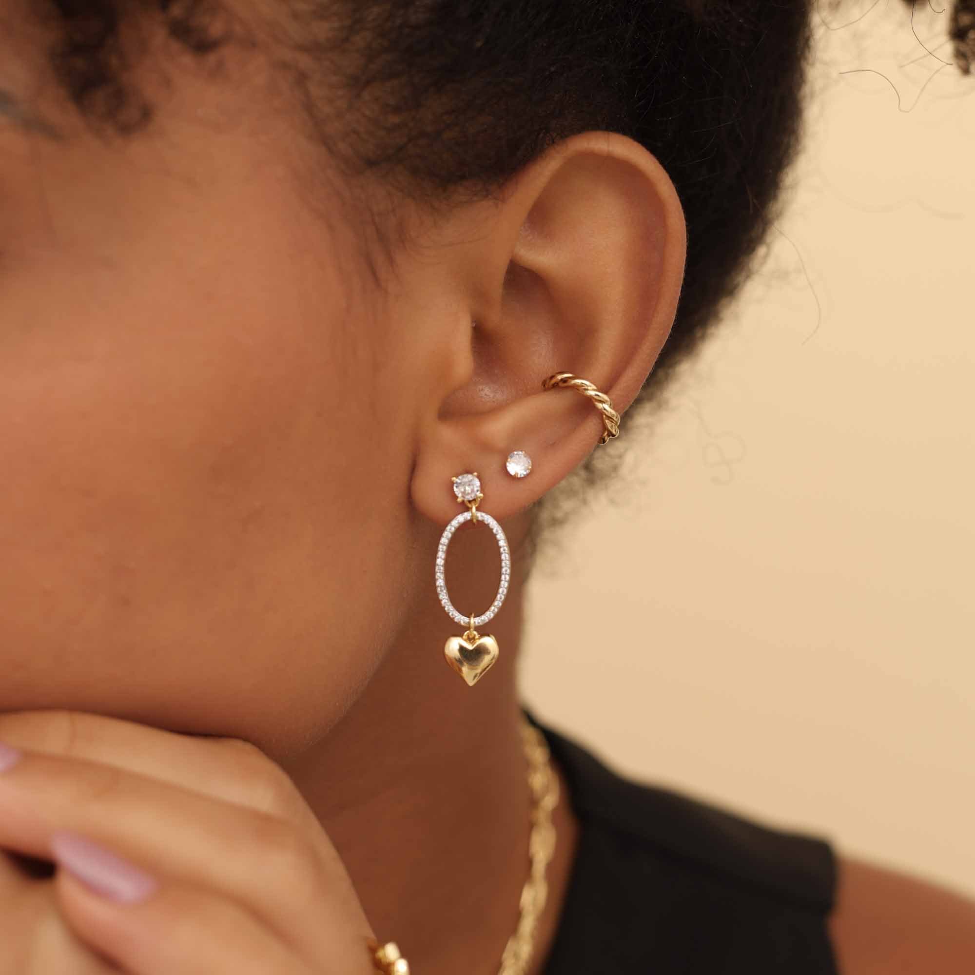 Brinco Folheado a Ouro 18k Ponto de Luz Pingente Geométrico Vazado com Coração Dourado 2