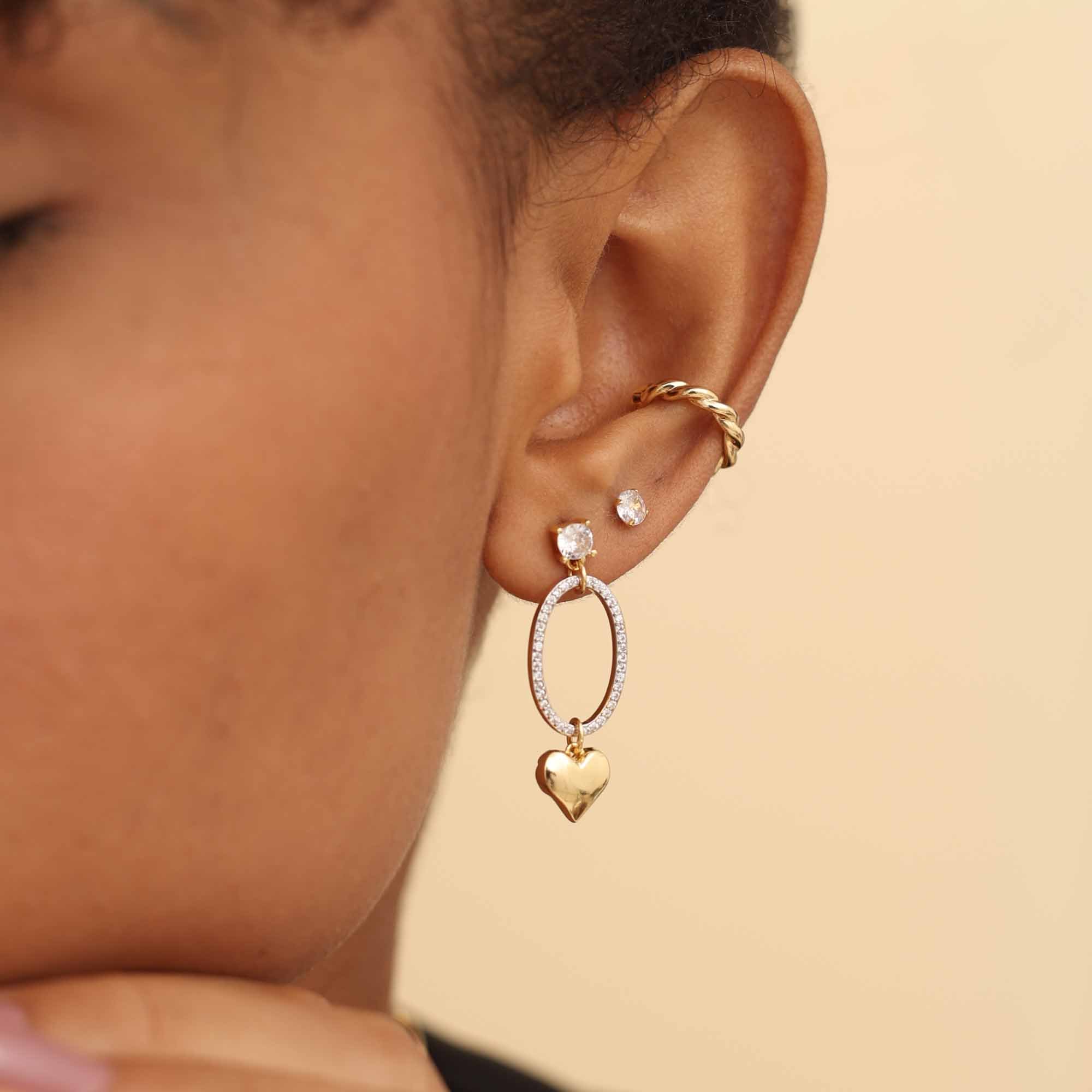 Brinco Folheado a Ouro 18k Ponto de Luz Pingente Geométrico Vazado com Coração Dourado 3