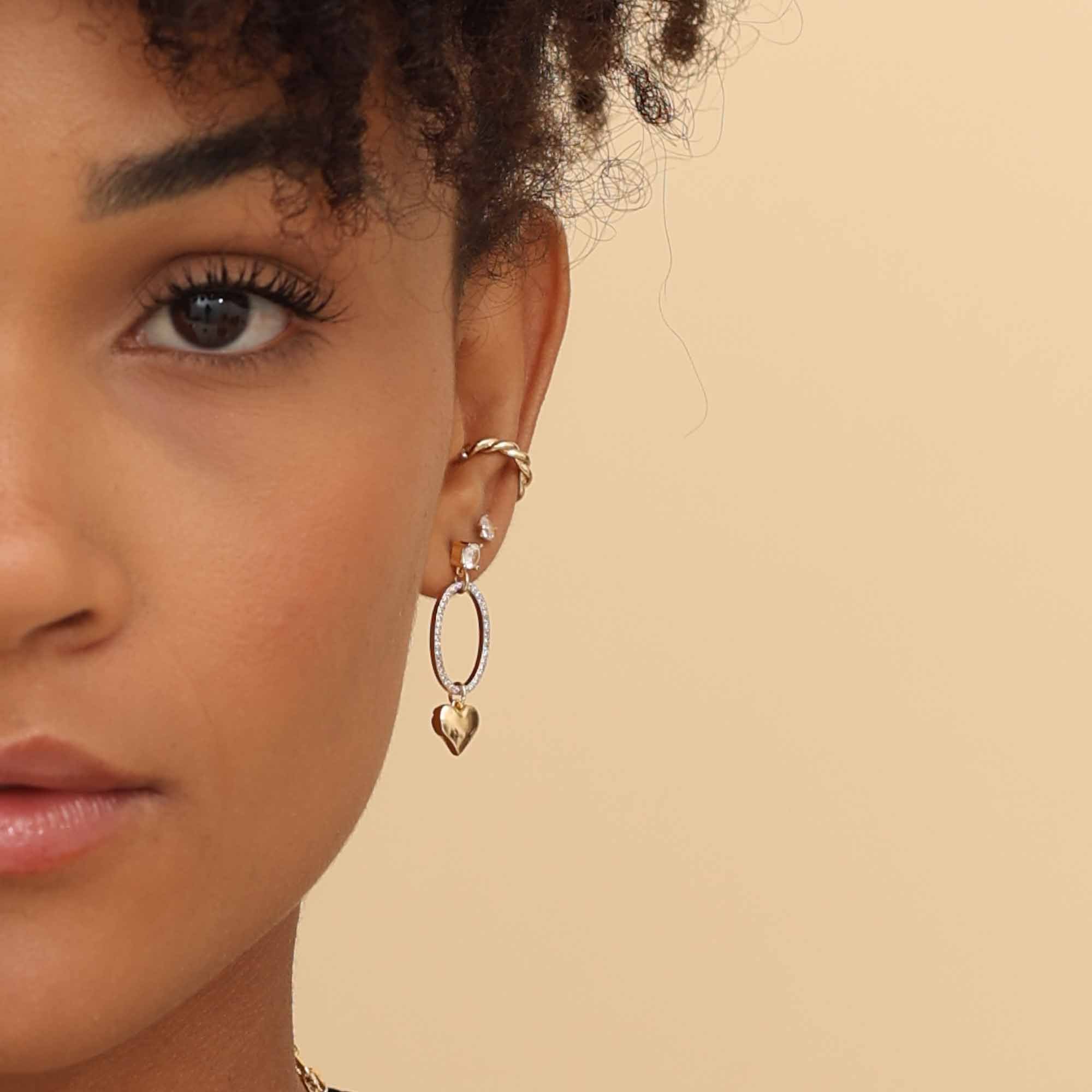 Brinco Folheado a Ouro 18k Ponto de Luz Pingente Geométrico Vazado com Coração Dourado 4