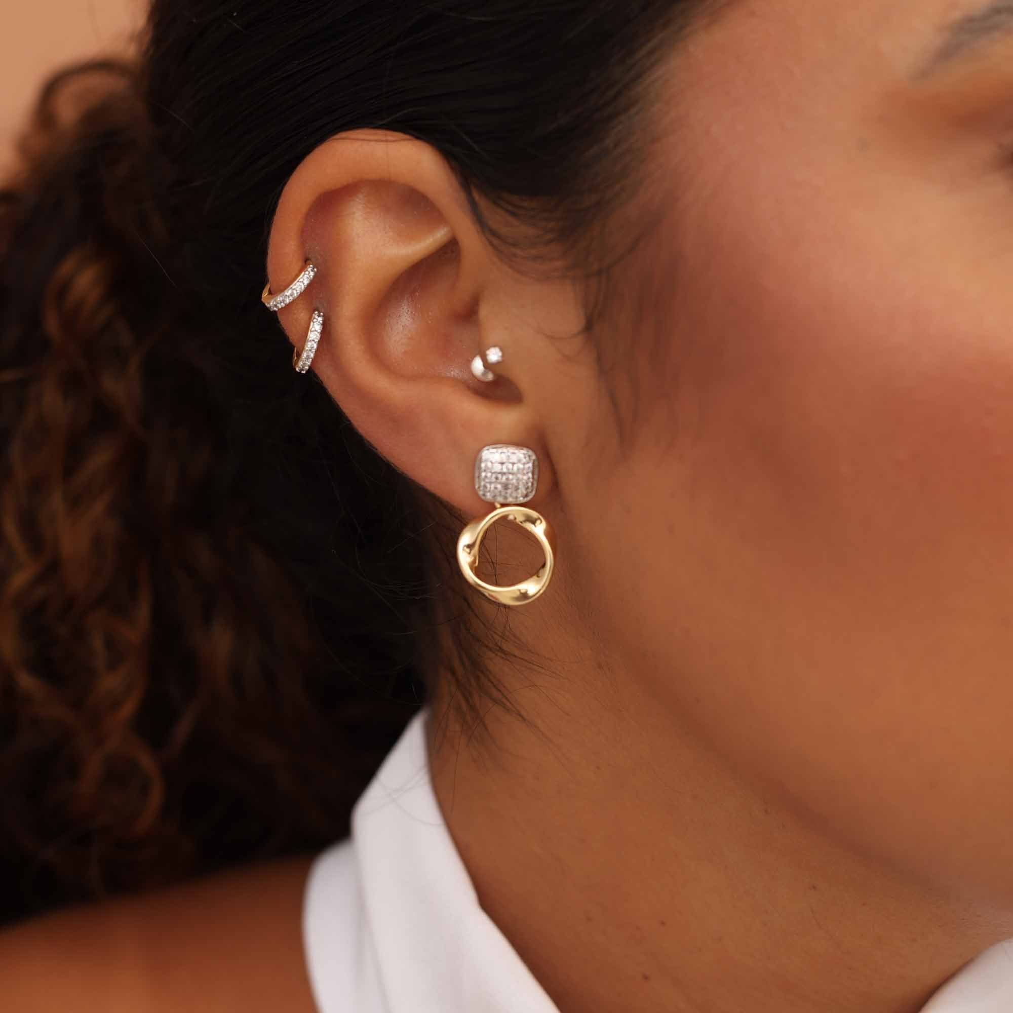 Brinco Folheado a Ouro 18k Quadrado Cravejado e Pingente Orgânico Vazado Dourado 2