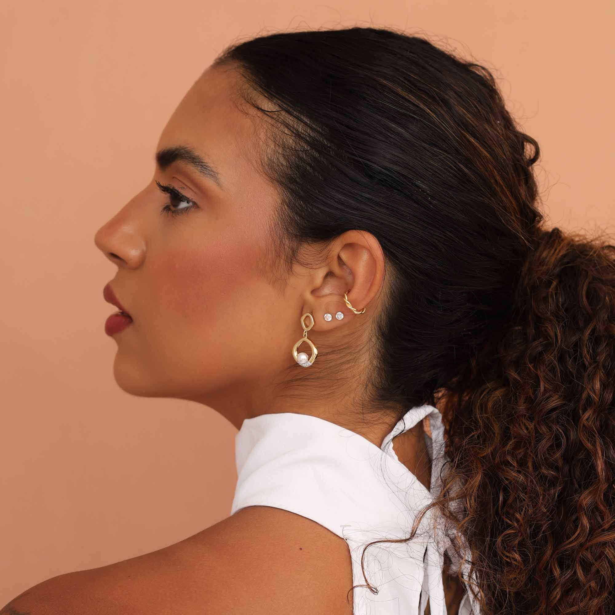 Brinco Folheado a Ouro 18k Vazado Pingente Pérola e Detalhe Cravejado Dourado 2