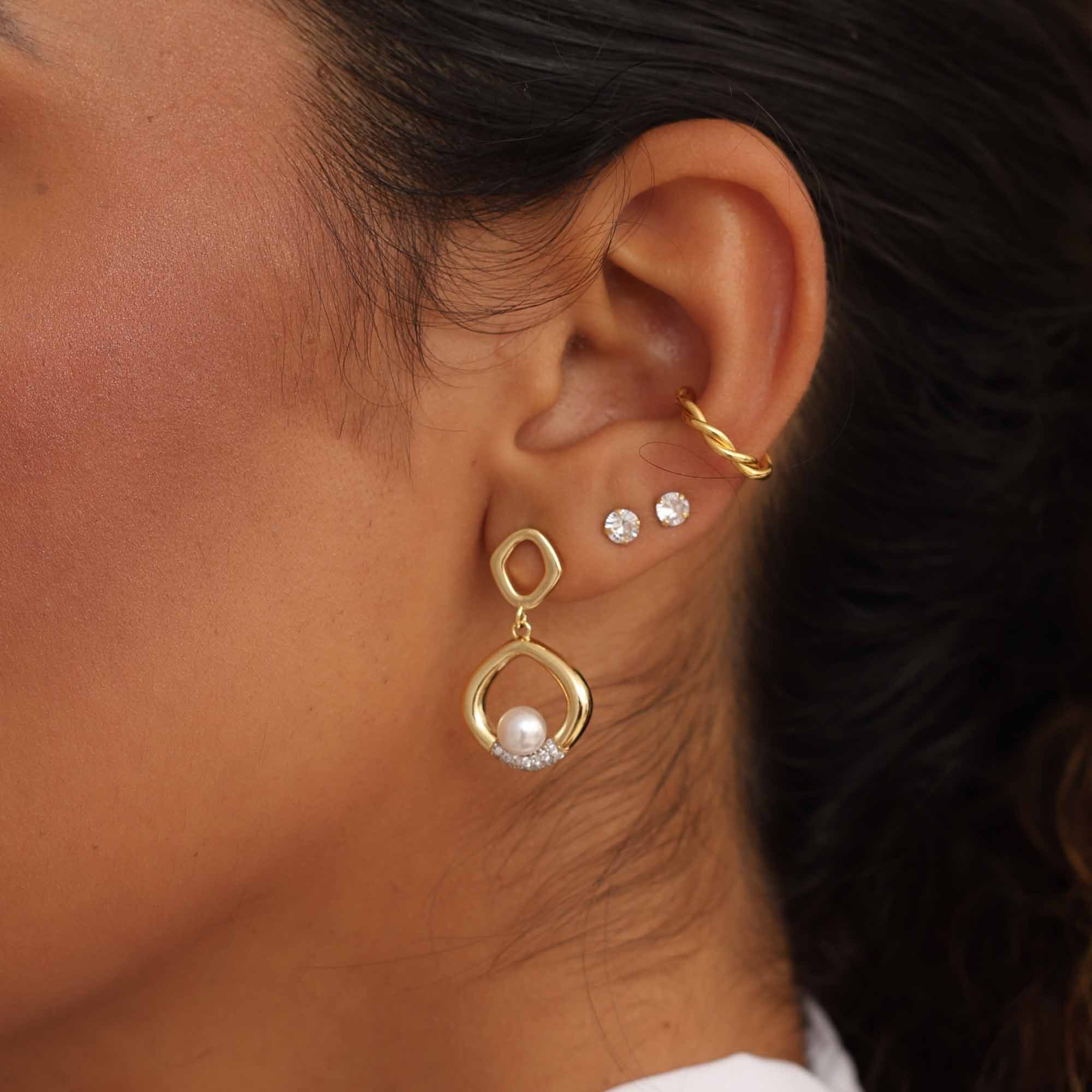 Brinco Folheado a Ouro 18k Vazado Pingente Pérola e Detalhe Cravejado Dourado 3