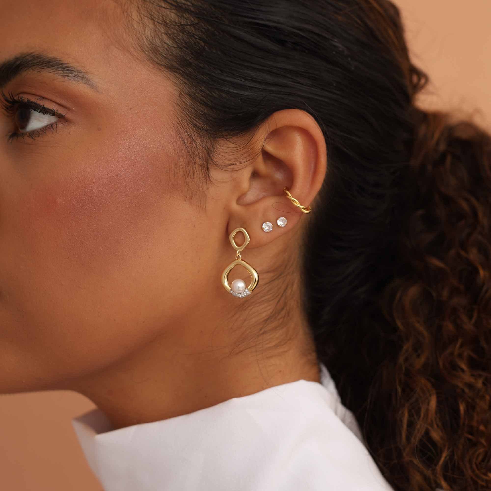 Brinco Folheado a Ouro 18k Vazado Pingente Pérola e Detalhe Cravejado Dourado 4