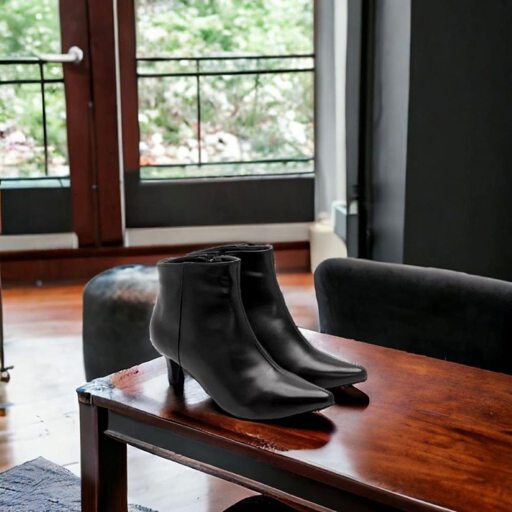 Bota Feminina Cano Curto Elegância com Bico Fino Salto Médio Preto 2