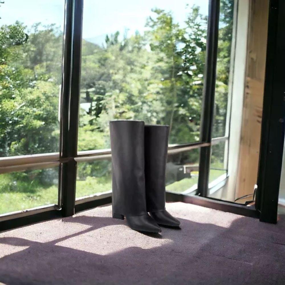 Bota Feminina Capa Salto Alto Grosso Geométrico Bico Fino Preto 2
