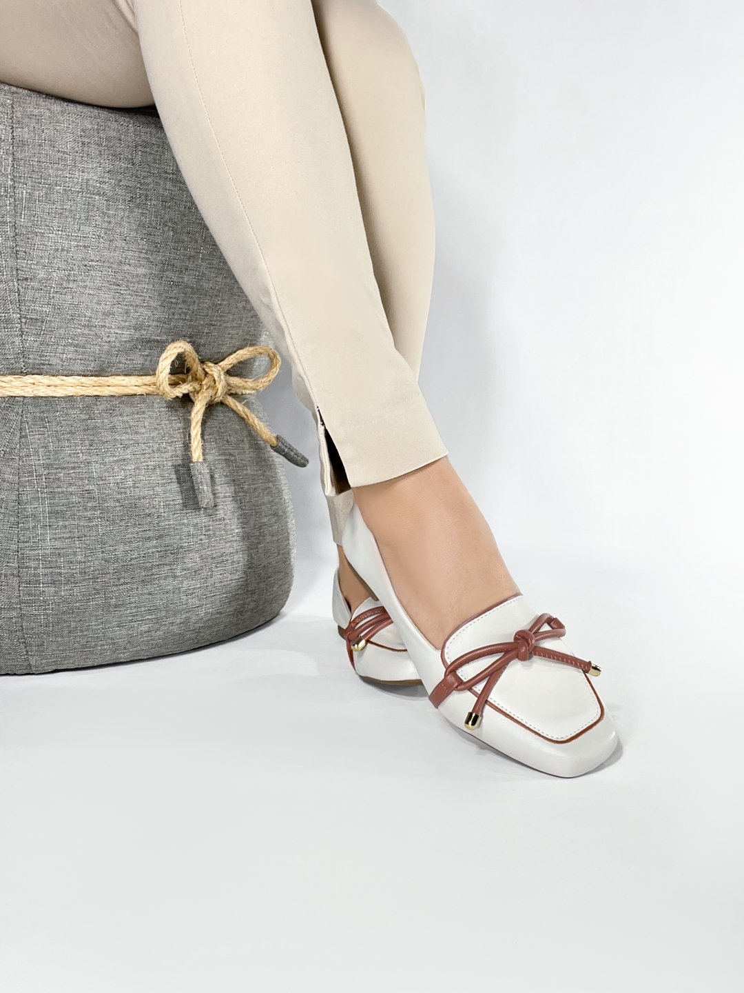 Elegancia e Conforto em Cada Passo - Mocassim Feminino Rasteiro com Laco - Caramelo e Napa Branco Branco 8