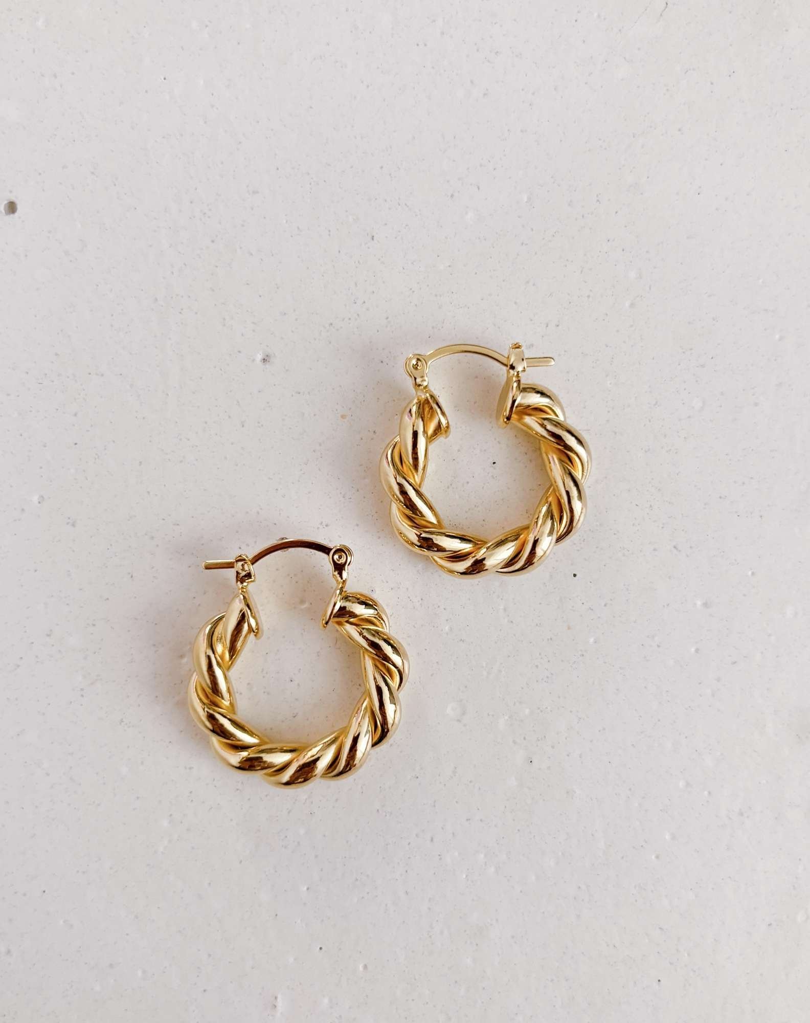 Argola Torcida Banho Ouro Dourado 3