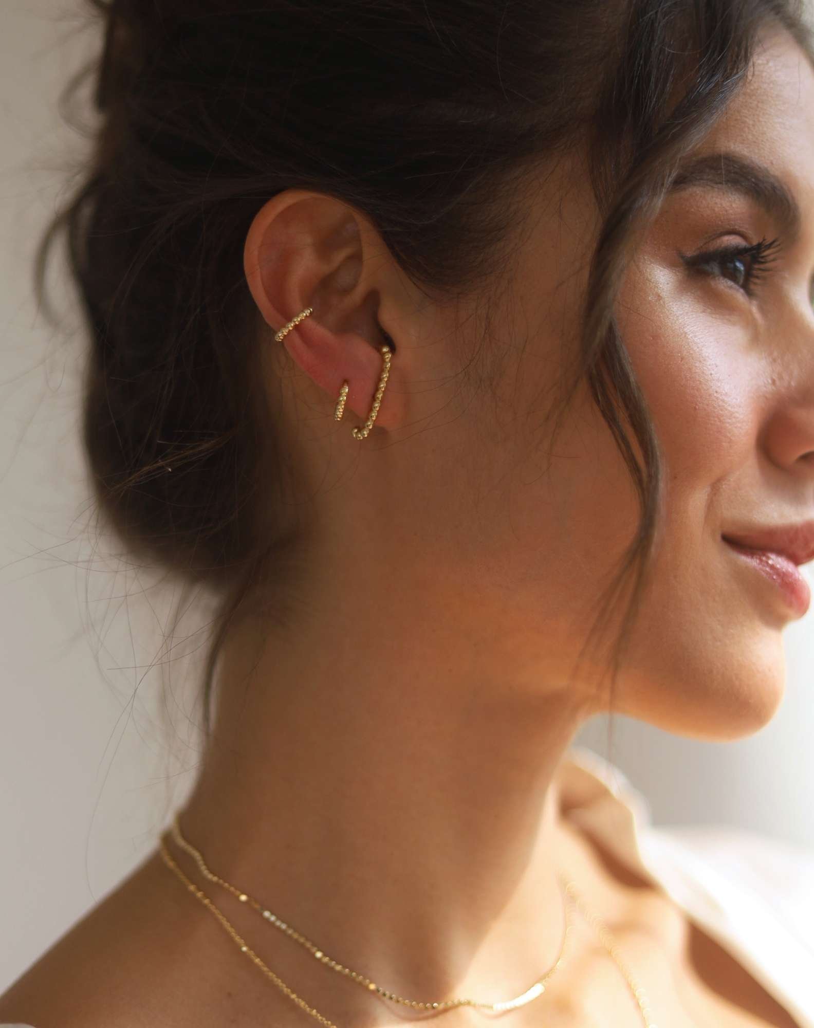 Ear Hook Dots Banho Ouro Dourado 2