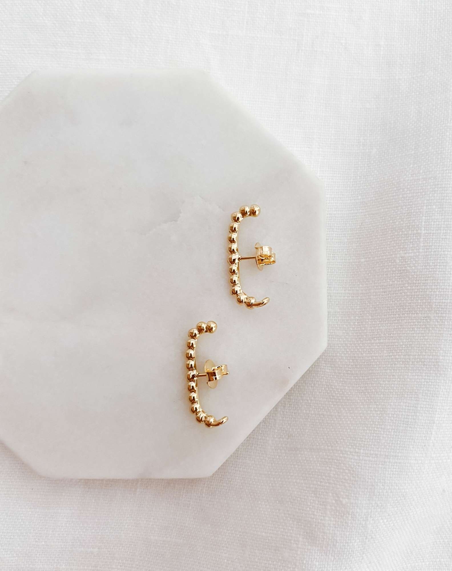 Ear Hook Dots Banho Ouro Dourado 3