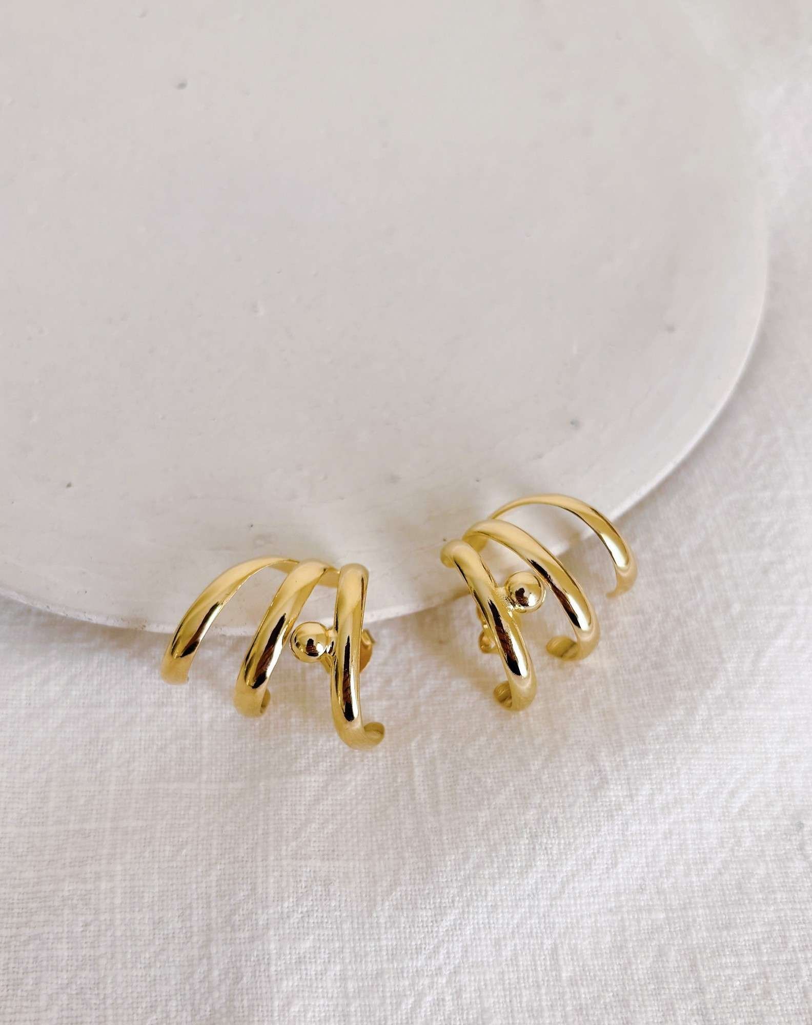 Ear Hook Triplo Dot Banho Ouro