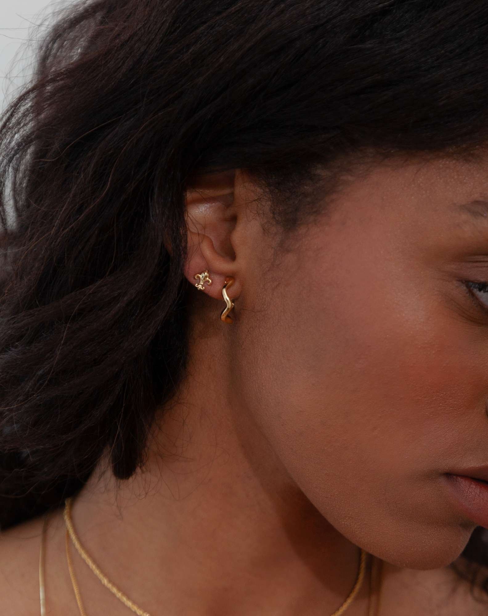 Brinco Mini Arabesco Banho Ouro Dourado 2