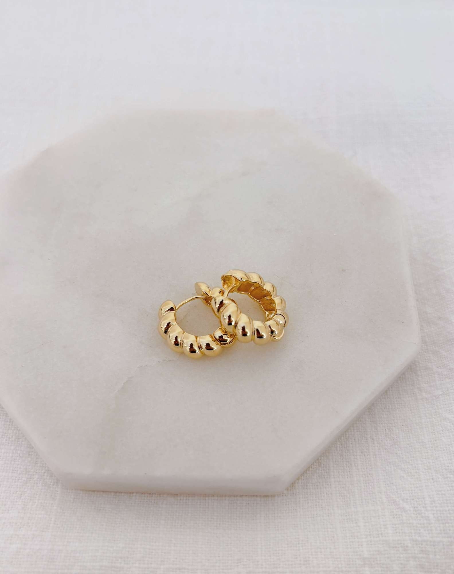 Argola Click Croissant Banho Ouro Dourado 3