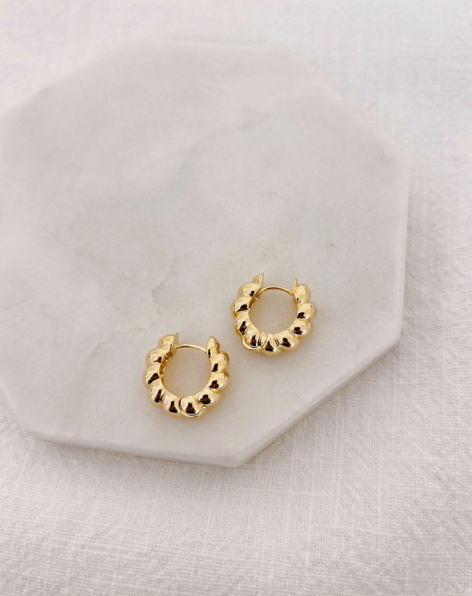 Argola Click Croissant Banho Ouro Dourado 5