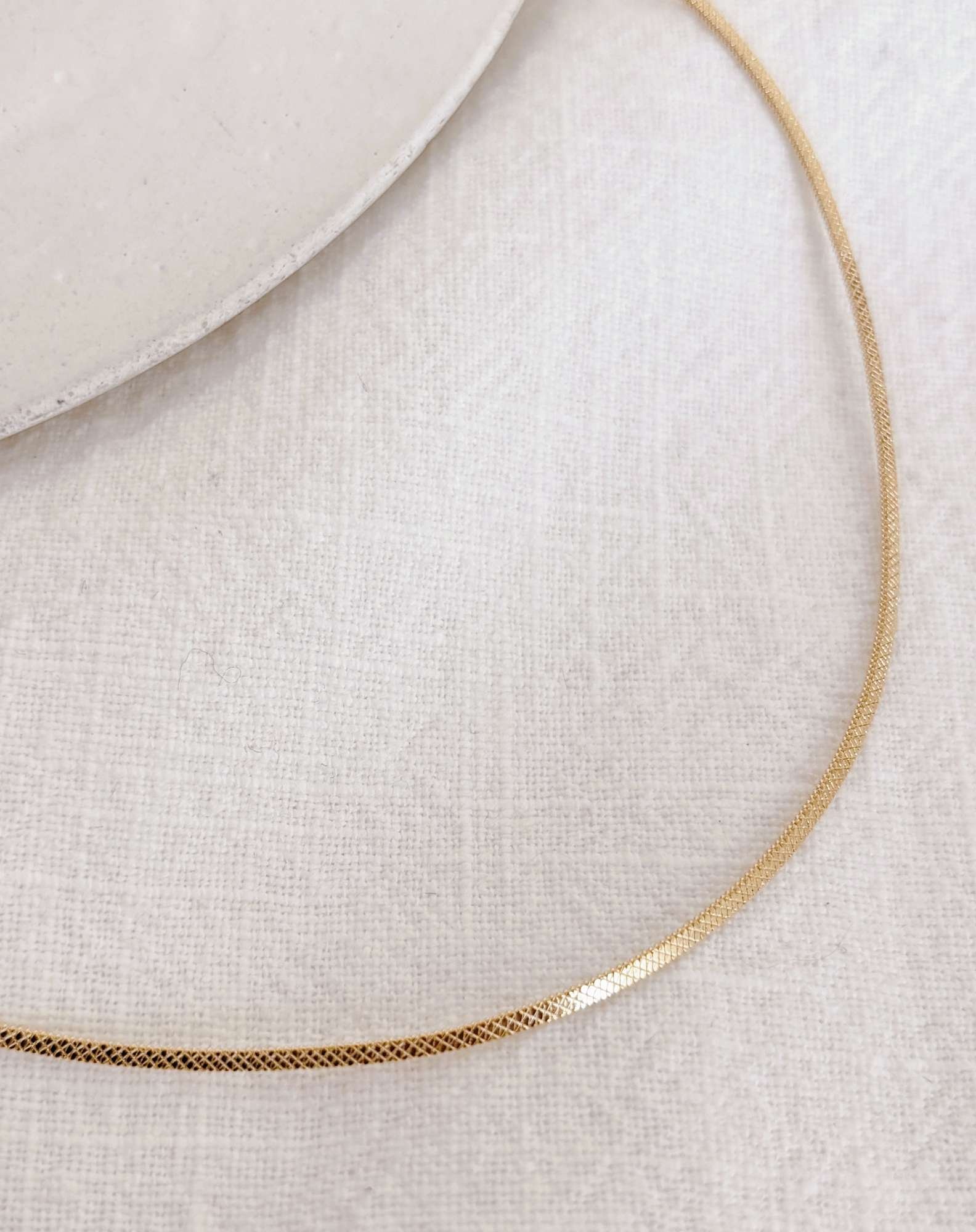 Gargantilha Fita Textura Banho Ouro