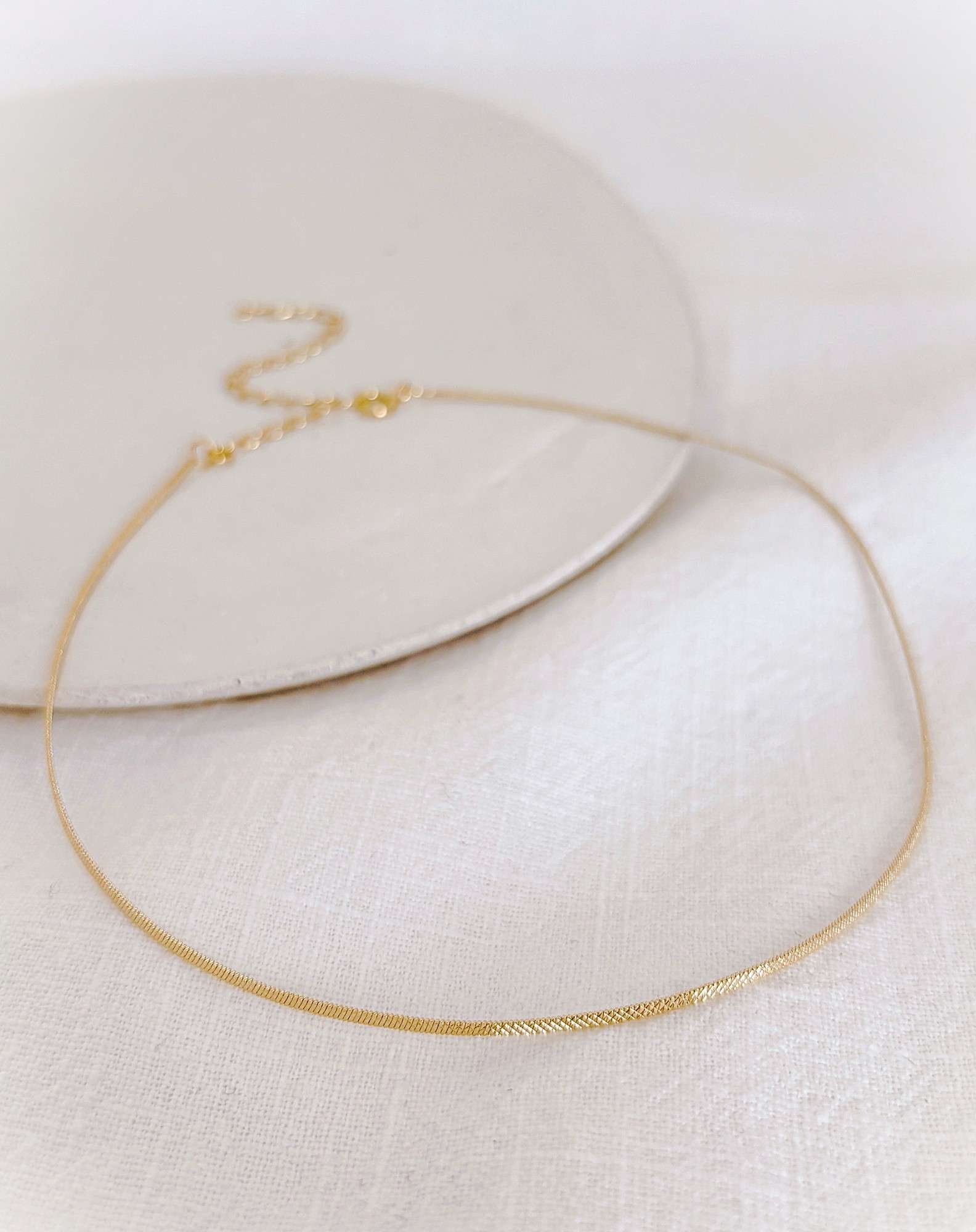 Gargantilha Fita Textura Banho Ouro Dourado 3