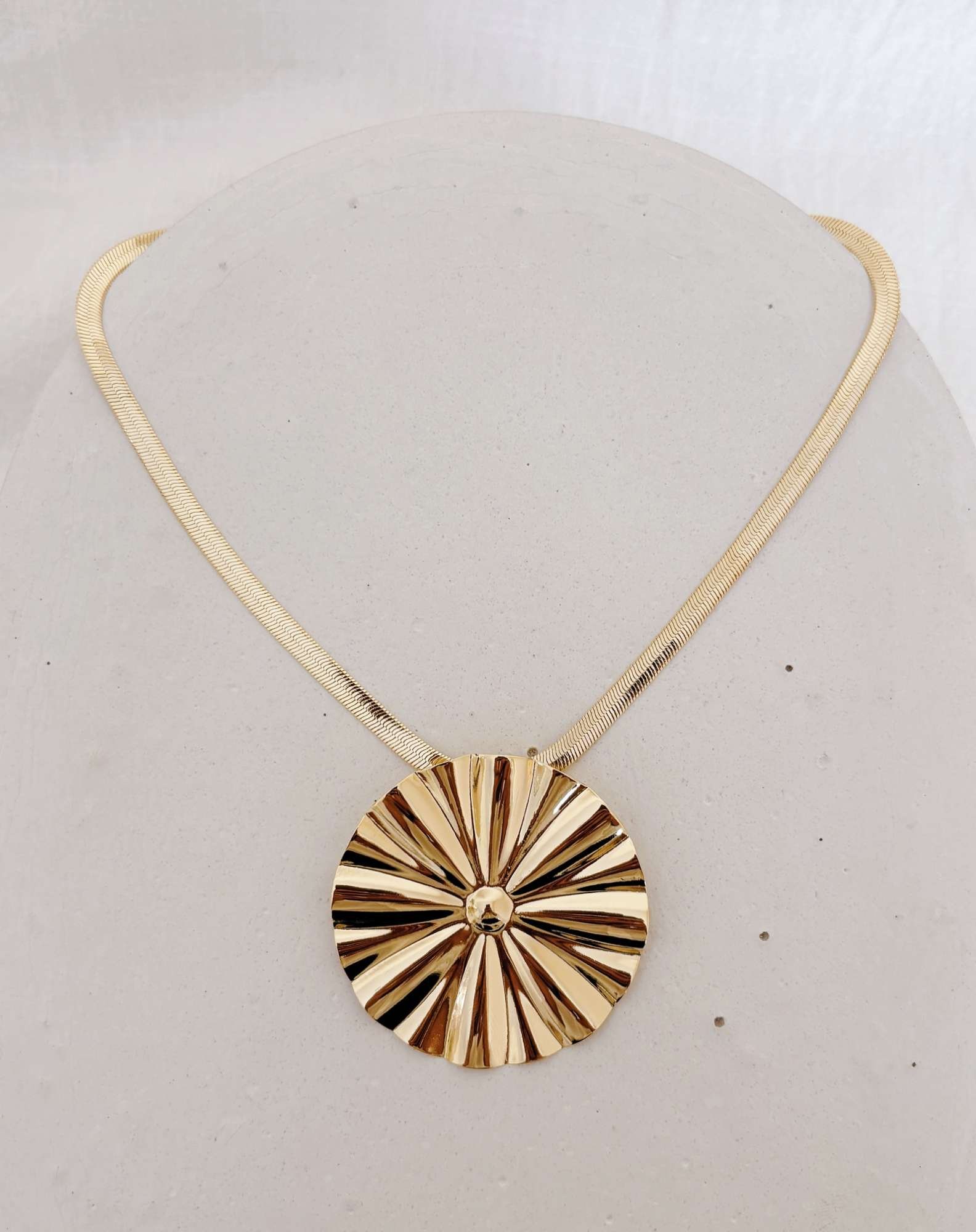 Colar Fita Maxi Medalha Banho Ouro