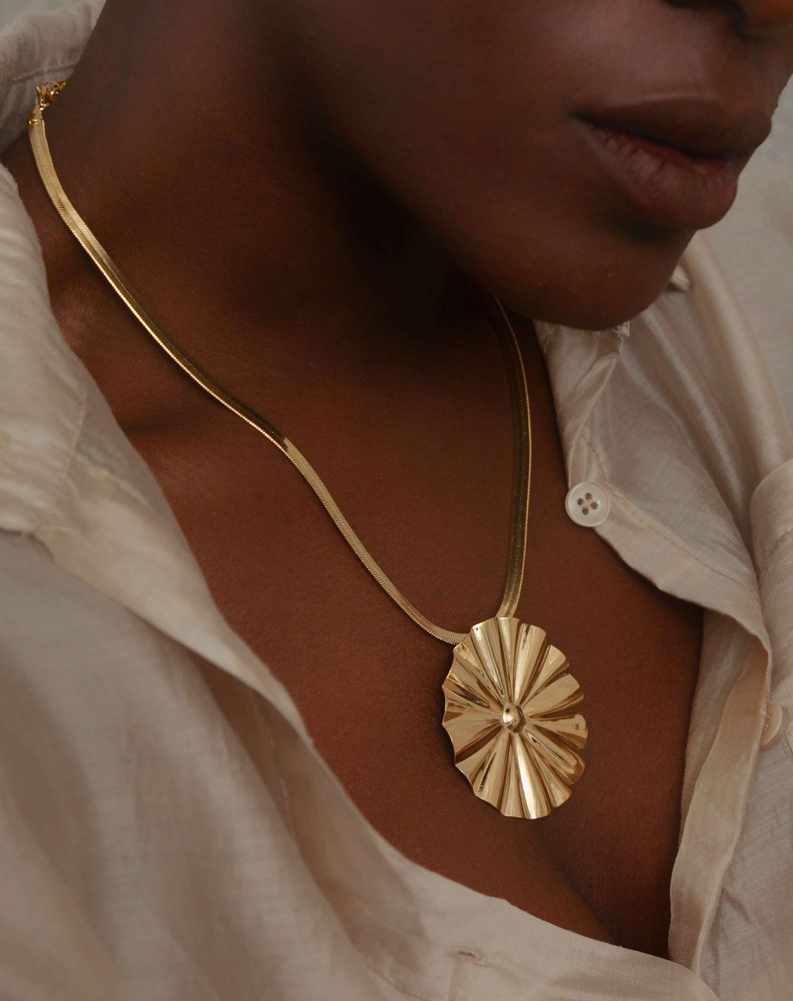 Colar Fita Maxi Medalha Banho Ouro Dourado 2