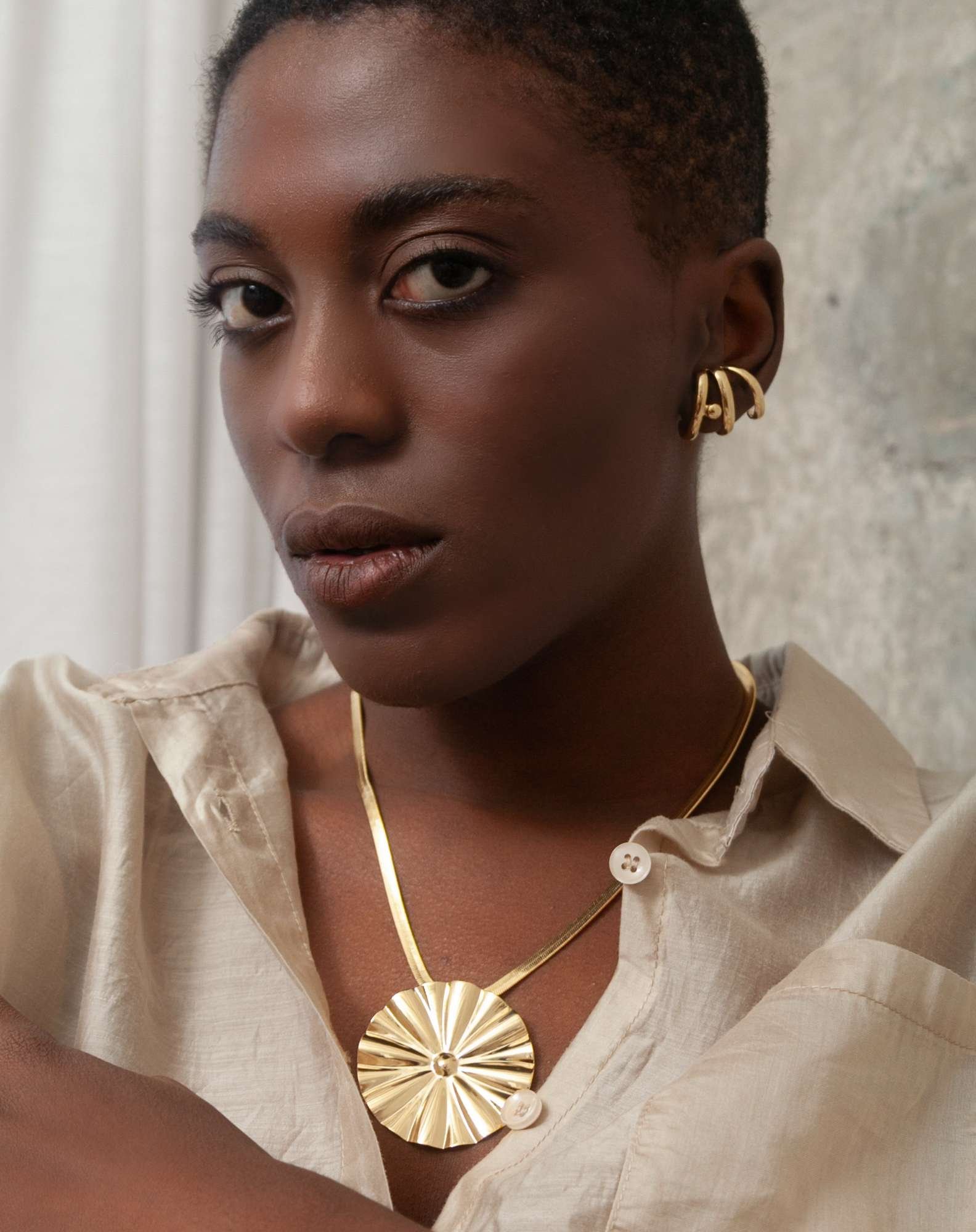 Colar Fita Maxi Medalha Banho Ouro Dourado 3