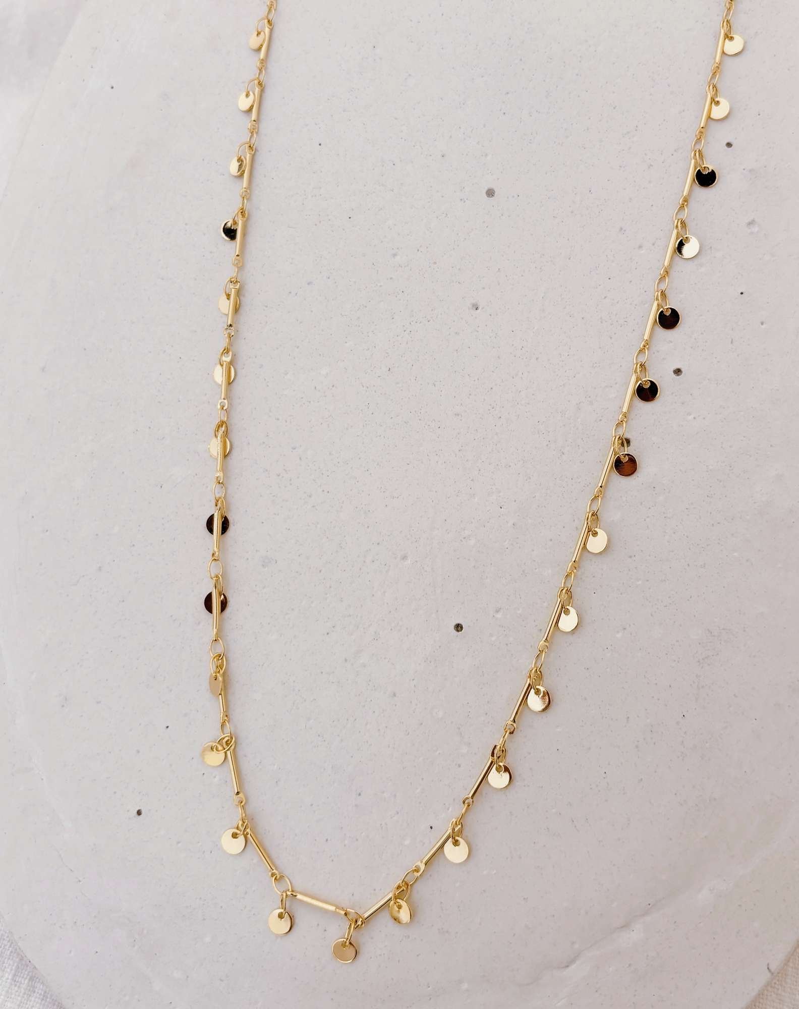 Colar Longo Medalhinhas Banho Ouro
