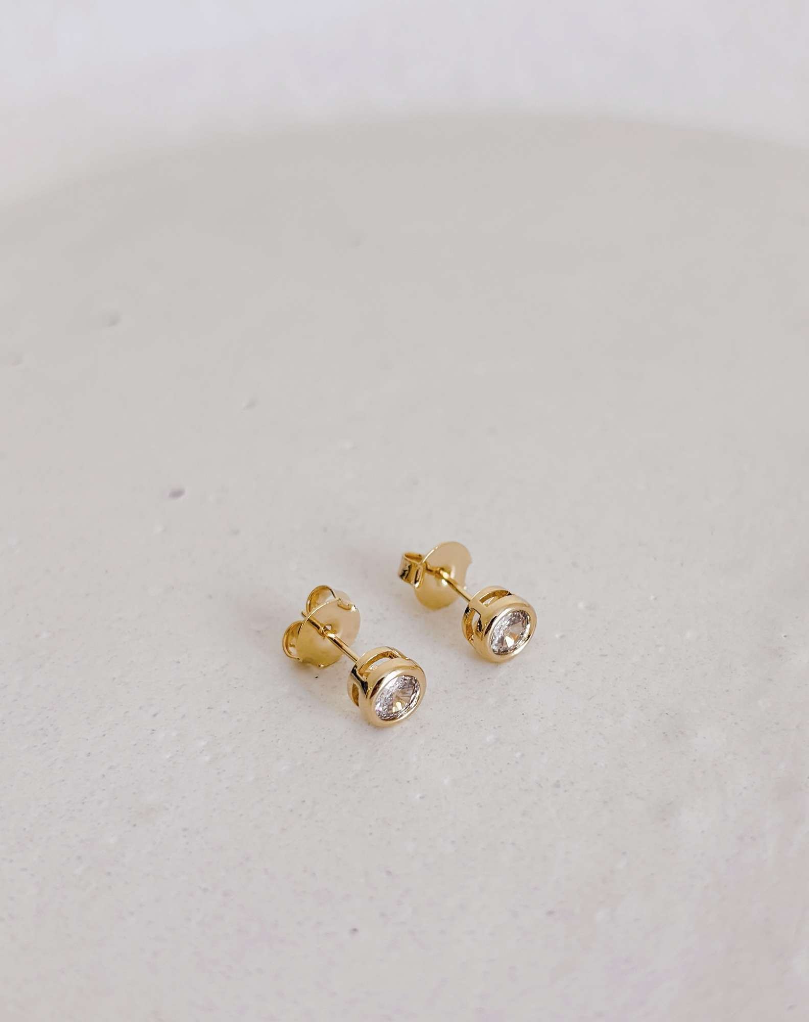 Brinco Ponto de Luz Banho Ouro