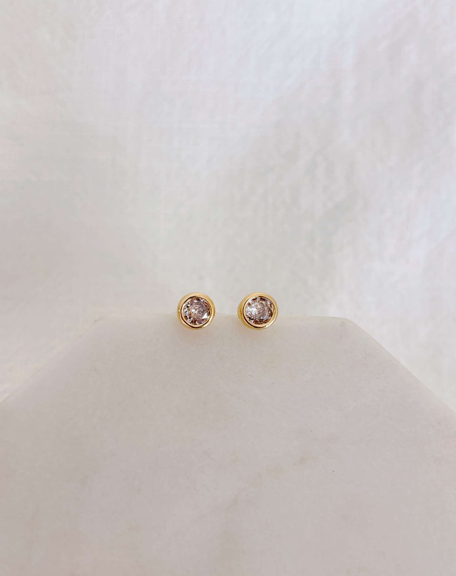 Brinco Ponto de Luz Banho Ouro Dourado 3