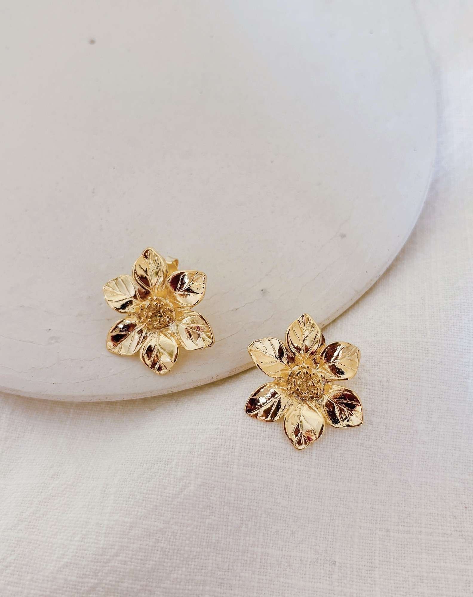 Brinco Flor Gardenia Banho Ouro