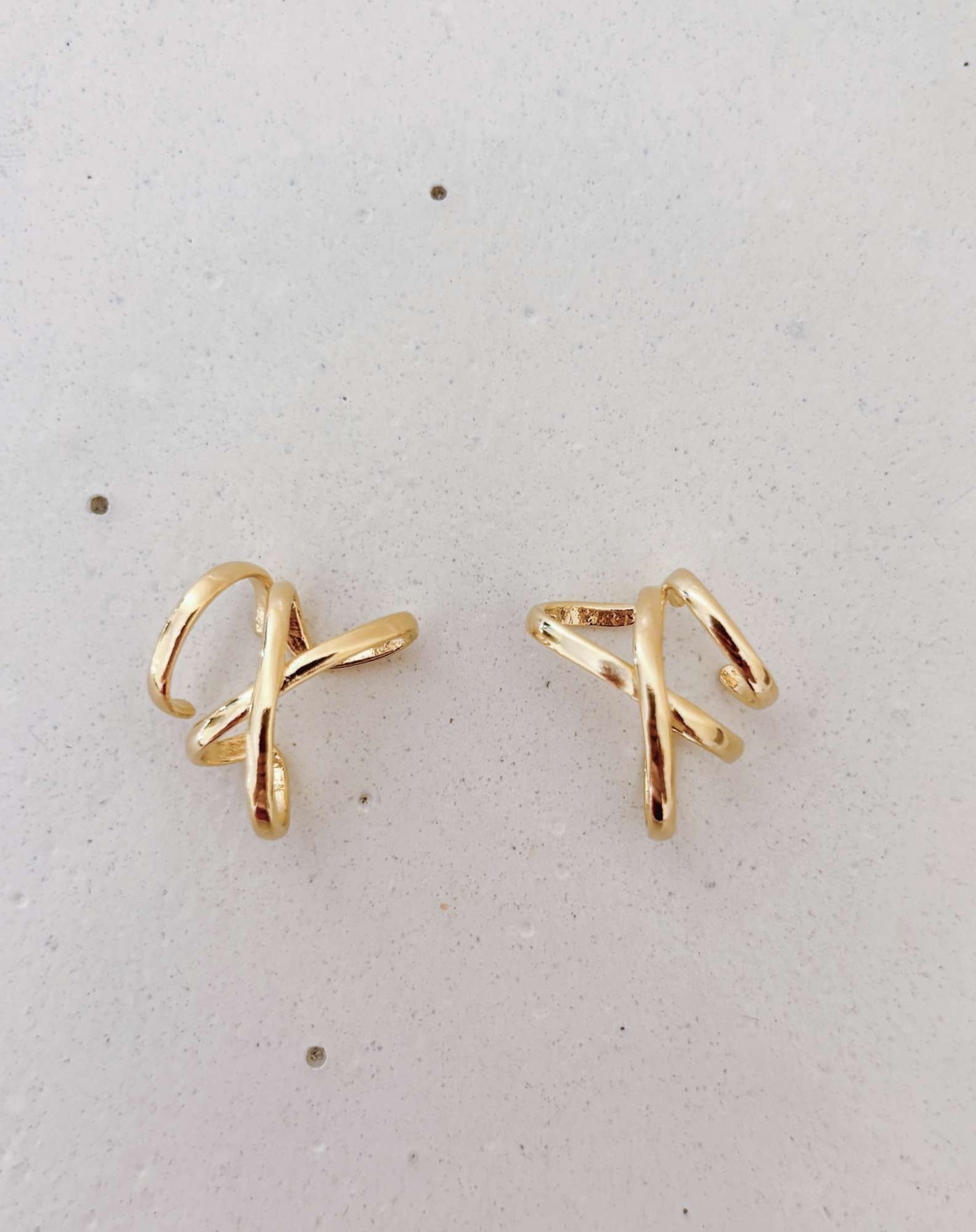Ear Hook Encaixe Cruzado Banho Ouro Dourado 3