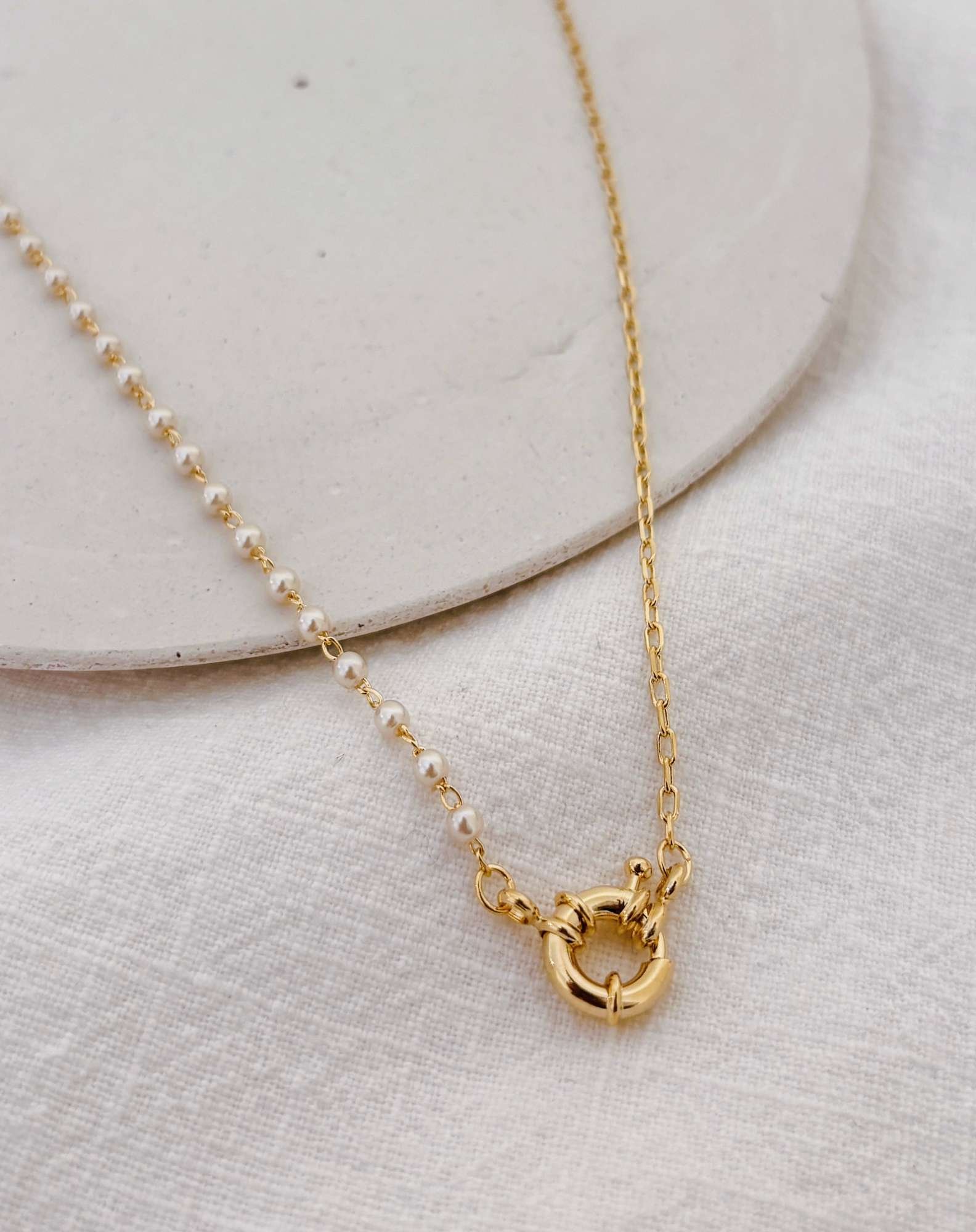 Colar Pearl Fecho Frontal Banho Ouro