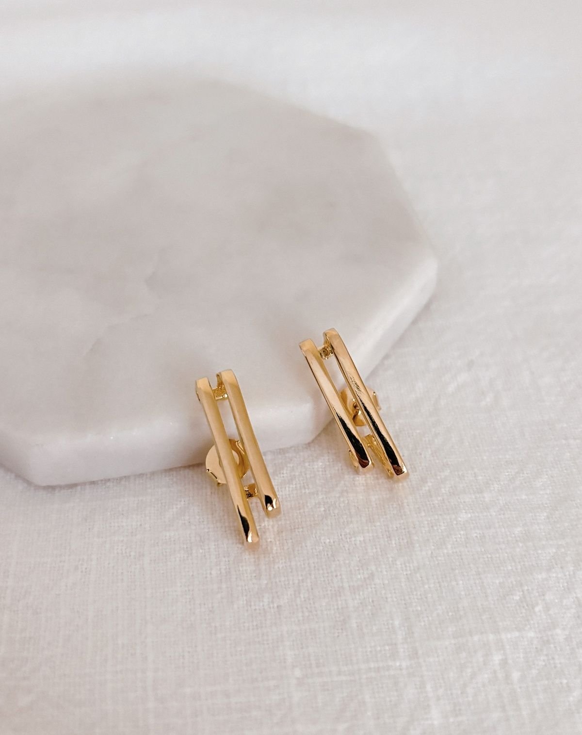 Ear Hook Lilly Banho Ouro Dourado 3
